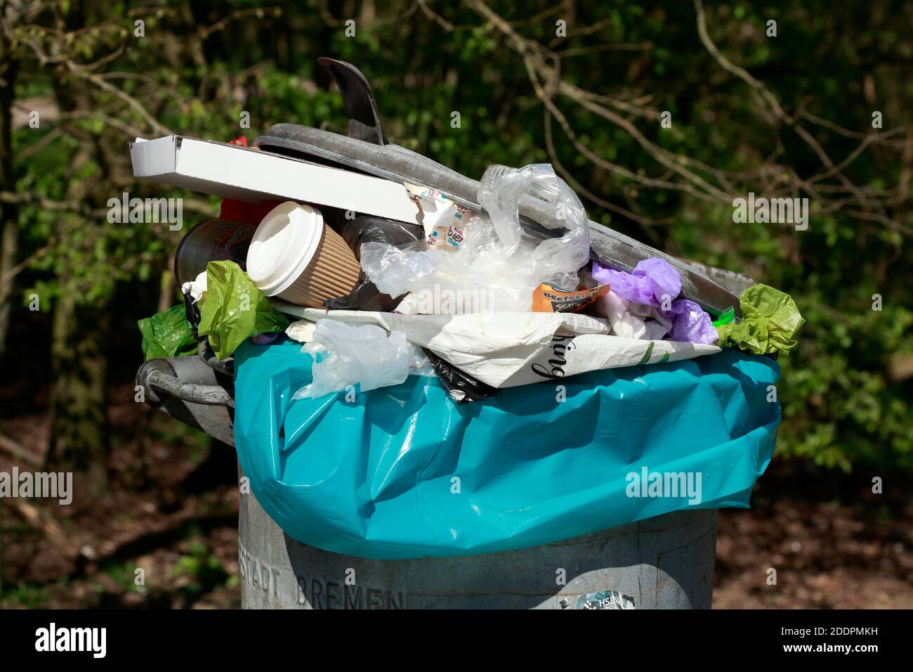 Öffentliche graue überfüllte Mülltonne, Bremen, Deutschland, Europa Stockfoto