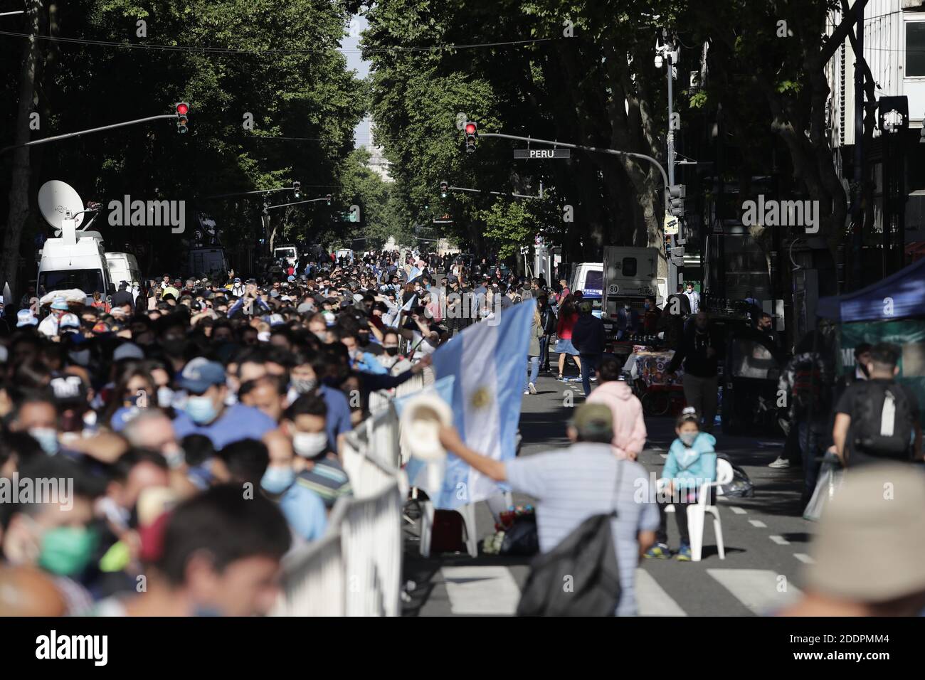 Buenos Aires, Argentinien. November 2020. In der Casa Rosada warten die Leute auf Diego Maradona. Maradona starb am Mittwoch (25.11.2020) im Alter von nur 60 Jahren an einem Herzinfarkt in seinem Haus in Tigre nördlich von Buenos Aires. Quelle: Gustavo Ortiz/dpa/Alamy Live News Stockfoto