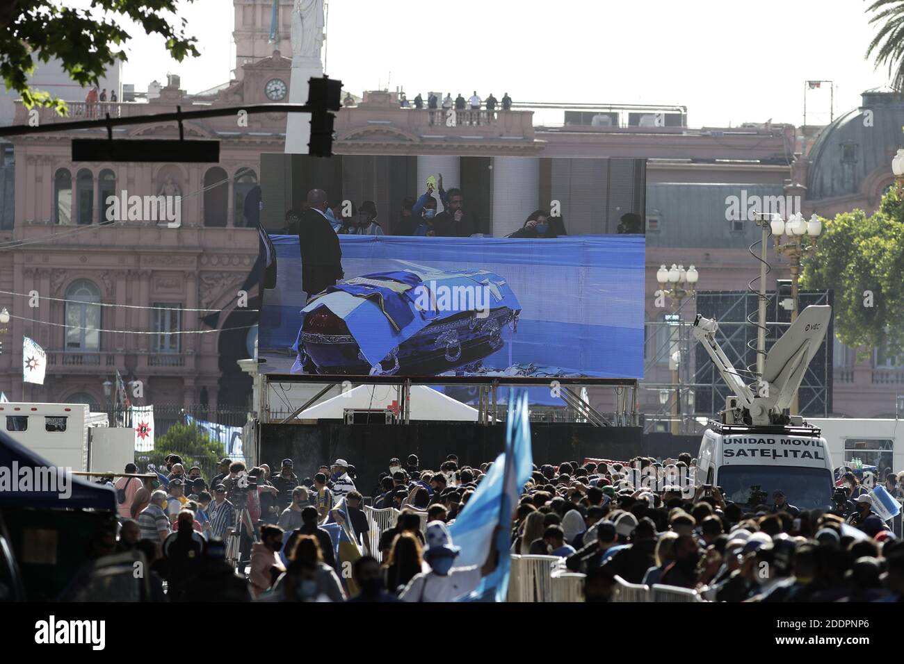 Buenos Aires, Argentinien. November 2020. Die Kielwasser von Diego Maradona in der Casa Rosada wird live auf einer großen Leinwand übertragen. Maradona war am Mittwoch (25.11.2020) im Alter von nur 60 Jahren in seinem Haus in Tigre nördlich von Buenos Aires an einem Herzinfarkt gestorben. Quelle: Gustavo Ortiz/dpa/Alamy Live News Stockfoto