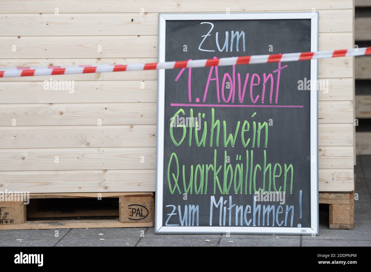 Radebeul, Deutschland. November 2020. Vor einer Tafel mit der Aufschrift 'zum 1 hängt ein Sperrband. Advent Glühwein Quarkbällchen zum Mitnehmen. Quelle: Sebastian Kahnert/dpa-Zentralbild/dpa/Alamy Live News Stockfoto