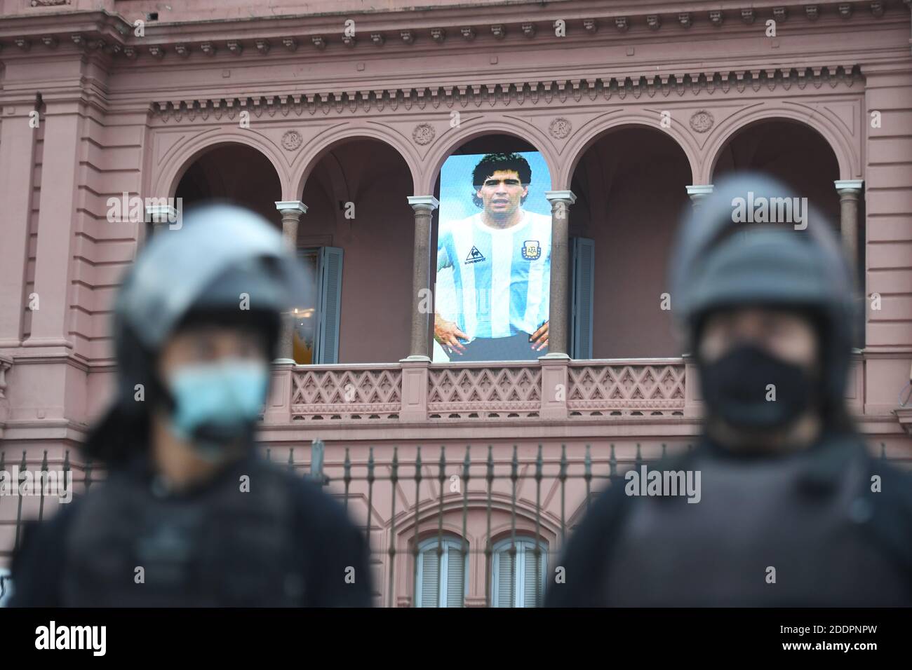 Buenos Aires, Argentinien. November 2020. Ein Foto von Diego Maradona hängt von einem Balkon in der Casa Rosada. Maradona war am Mittwoch (25.11.2020) im Alter von nur 60 Jahren in seinem Haus in Tigre, nördlich von Buenos Aires, an einem Herzinfarkt gestorben. Kredit: Fernando Gens/dpa/Alamy Live Nachrichten Stockfoto