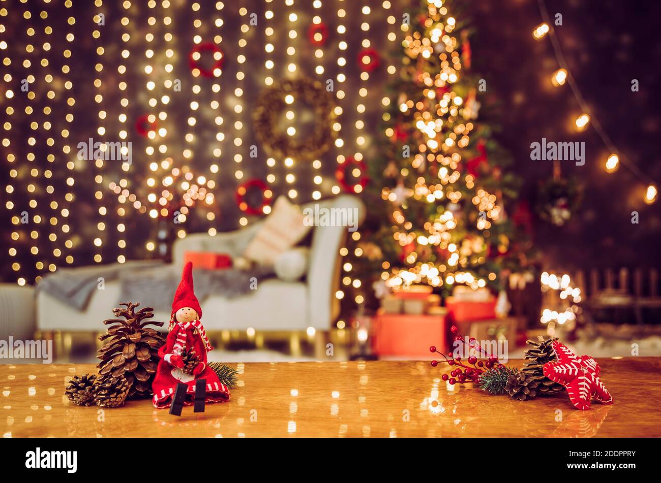 Weihnachten-Fee Puppe mit roten Lichterketten und einen Zauberstab auf  einen Weihnachtsbaum Stockfotografie - Alamy