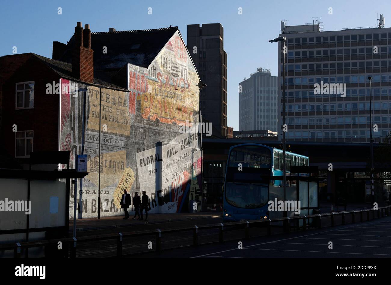 Leicester, Leicestershire, Großbritannien. November 2020. Männer gehen an Straßenkunst vorbei, wie angekündigt wurde, dass die Stadt am 2. Dezember nach der Sperre in die Stufe 3 der Coronavirus-Beschränkungen eintreten würde. Credit Darren Staples/Alamy Live News. Stockfoto