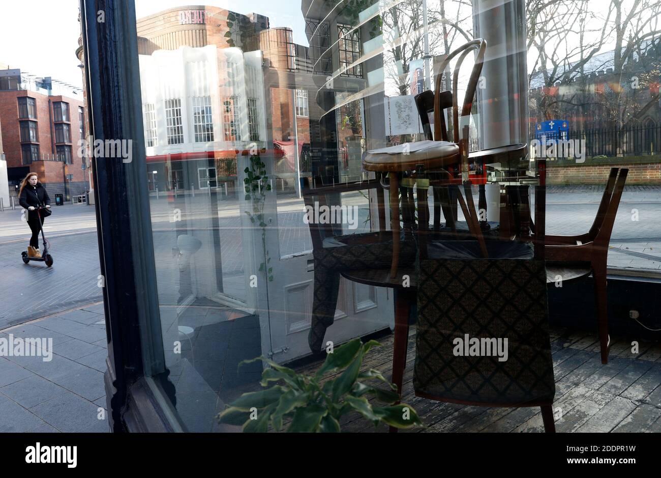 Leicester, Leicestershire, Großbritannien. November 2020. Eine Frau geht an einer geschlossenen Bar vorbei, da angekündigt wurde, dass die Stadt am 2. Dezember die Beschränkungen des Coronavirus der Stufe 3 nach Abschluss der Sperre eingehen würde. Credit Darren Staples/Alamy Live News. Stockfoto