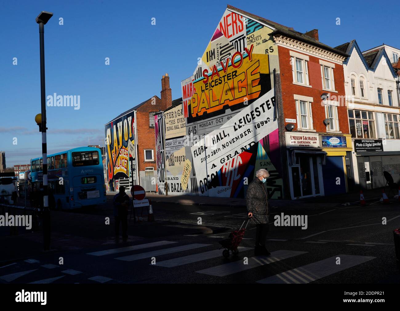 Leicester, Leicestershire, Großbritannien. November 2020. Eine Frau geht an Street Art vorbei, wie angekündigt wurde, dass die Stadt am 2. Dezember nach der Sperre in die Stufe 3 der Coronavirus-Beschränkungen eintreten würde. Credit Darren Staples/Alamy Live News. Stockfoto