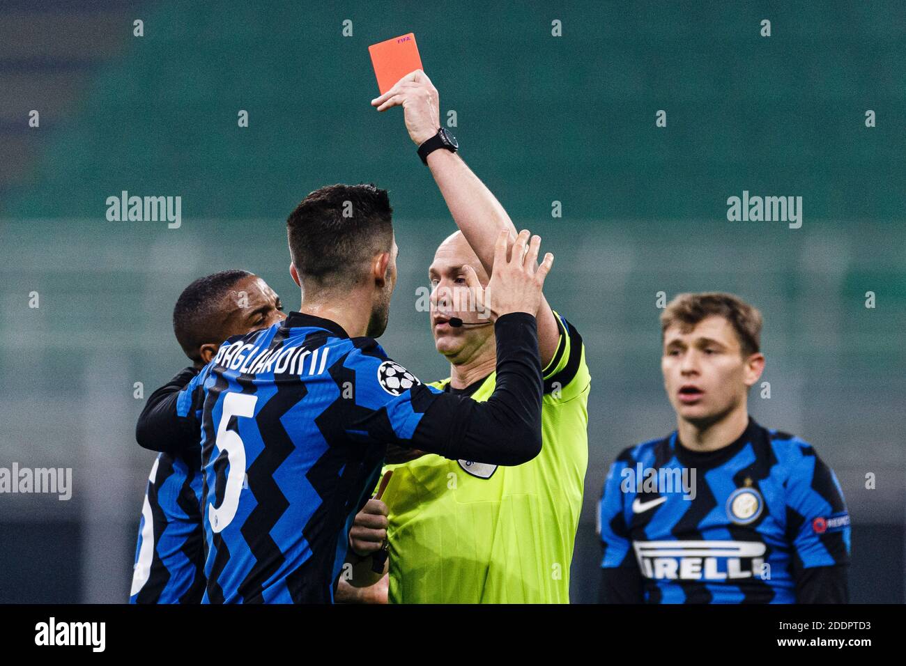 Mailand, Italien. November 2020. Roberto Gagliardini von Internazionale (L) spricht mit Referee Anthony Taylor (R), der eine rote Karte für Arturo Vidal von I zeigt Stockfoto