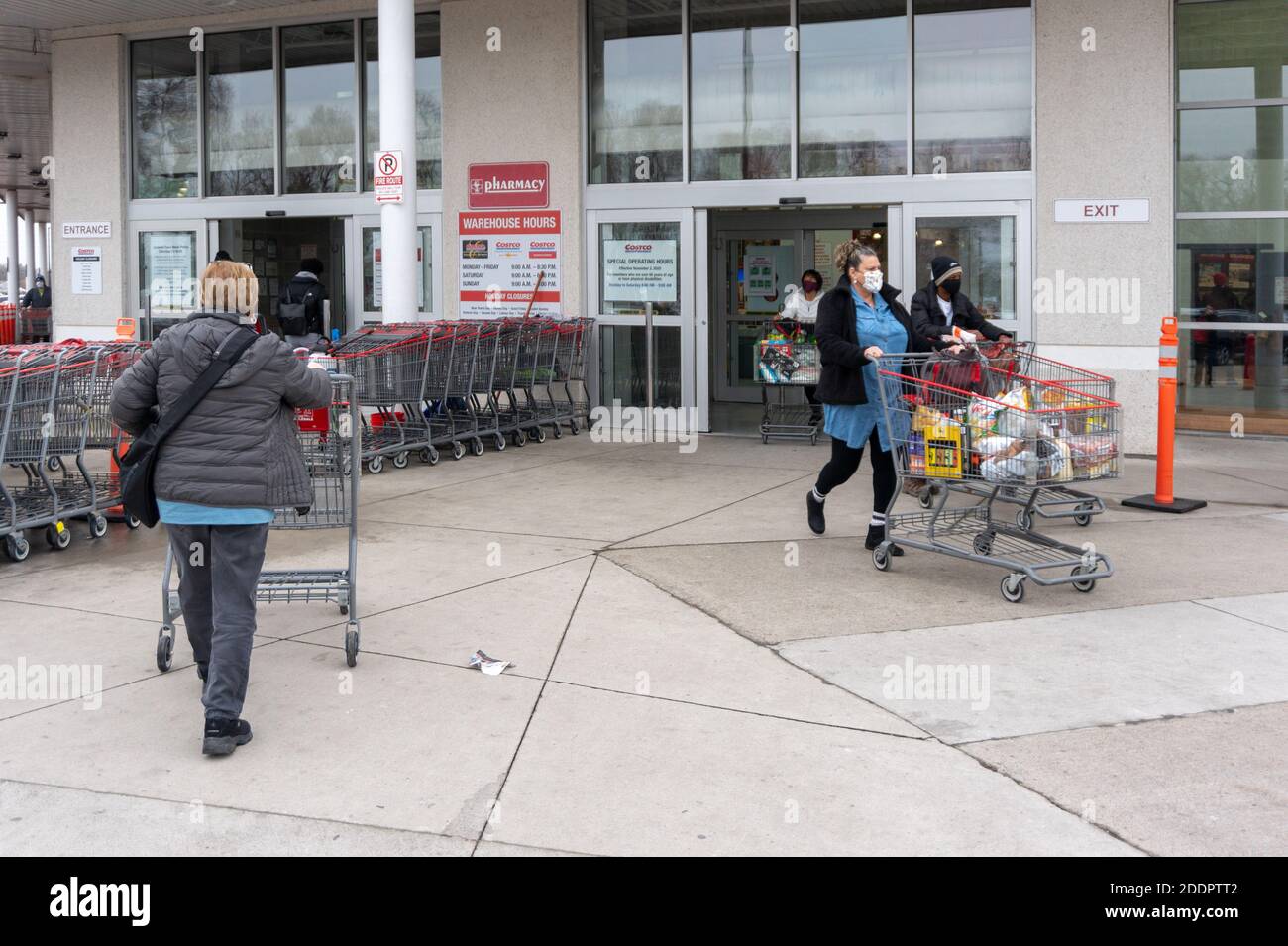 Menschen tragen schützende Gesichtsmasken in einem Costco Großhandel Während der Covid-19-Pandemie Stockfoto