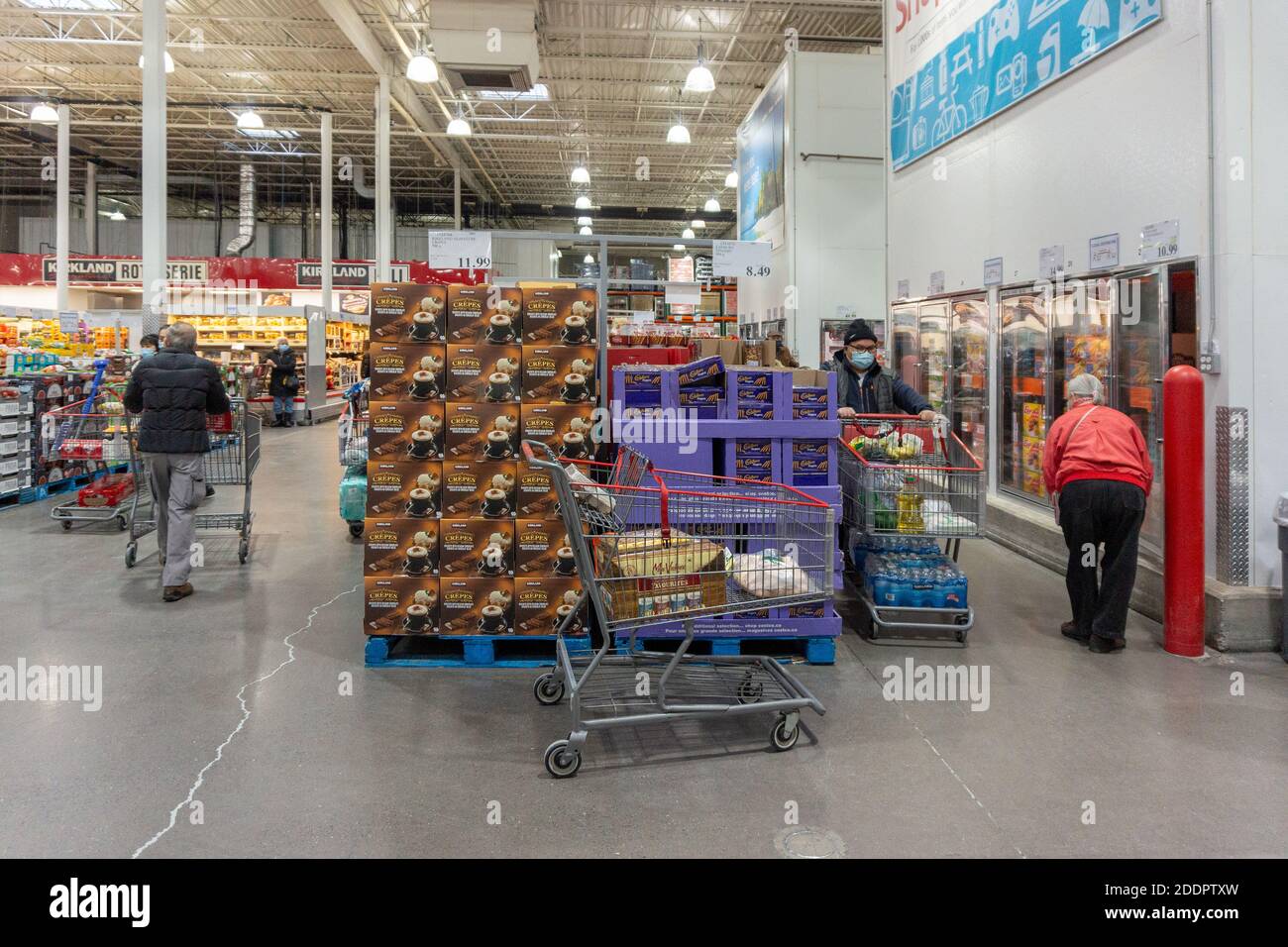Menschen tragen schützende Gesichtsmasken in einem Costco Großhandel Während der Covid-19-Pandemie Stockfoto