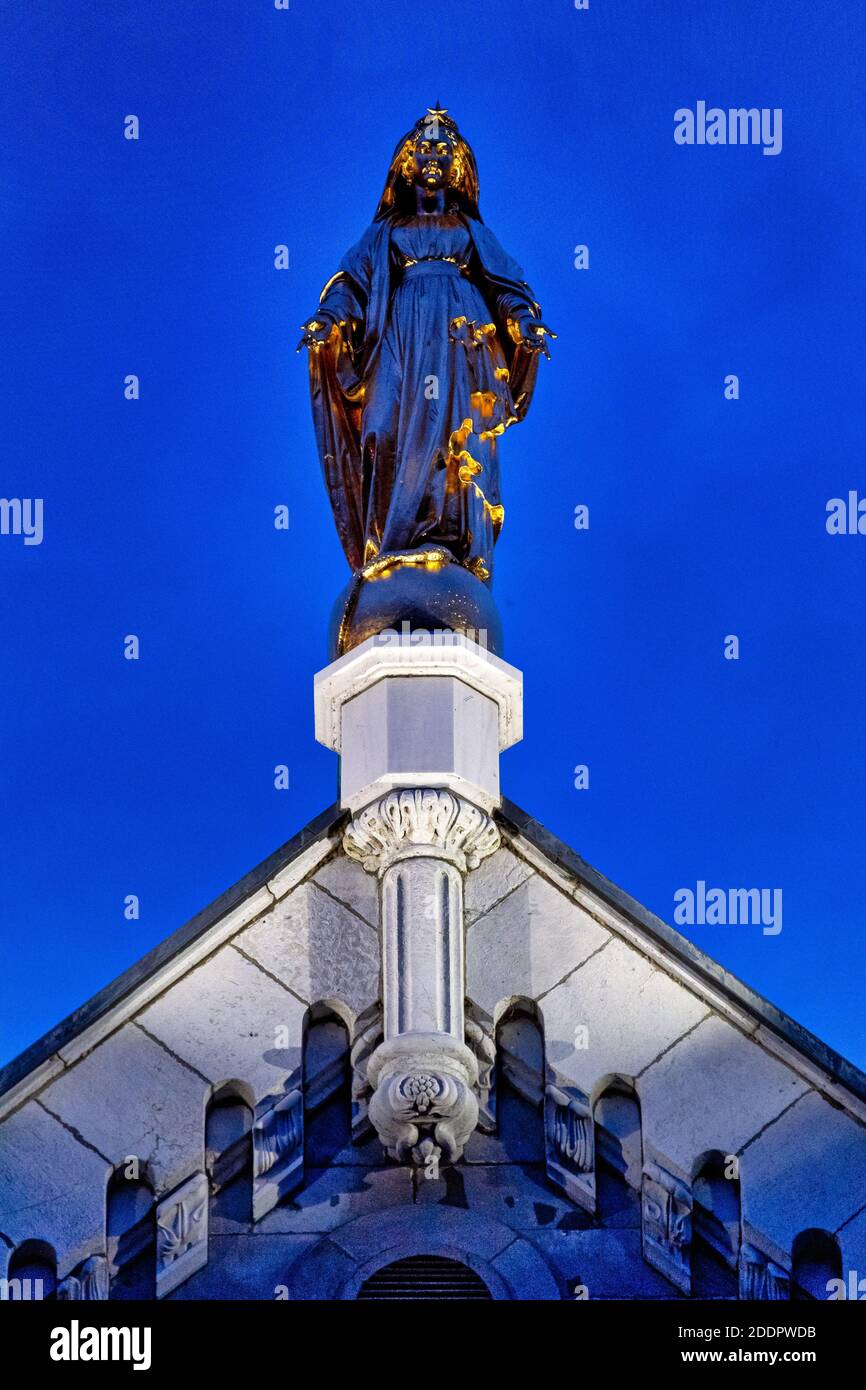 Katholische Statue auf einer Kirche, Montreal, Kanada Stockfoto