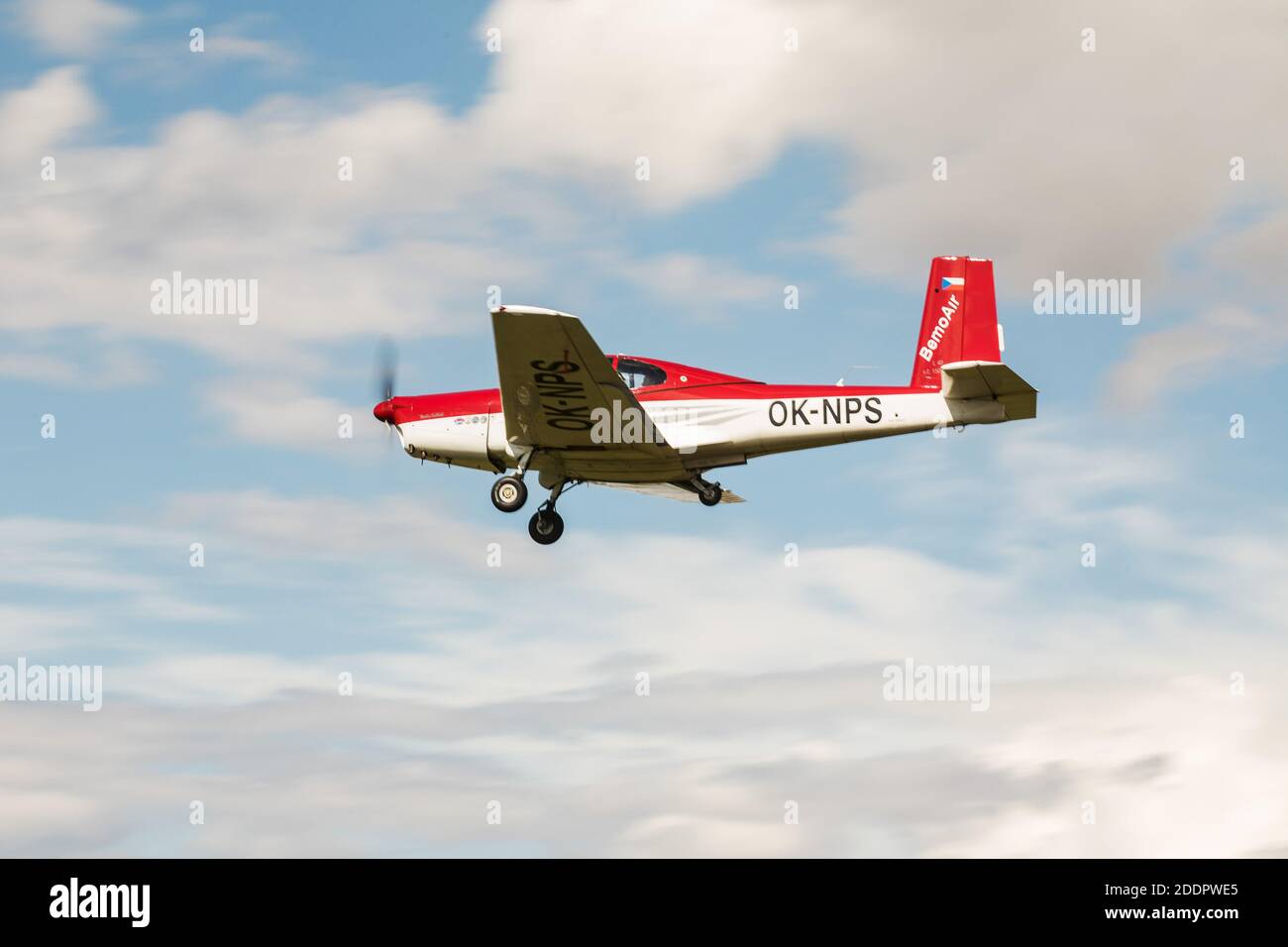 SAZENA, TSCHECHISCHE REP - 11. JULI 2020. L-40 Meta Sokol ist ein tschechoslowakisches Flachflieger aus Metall mit einer geschlossenen Reisekabine für 4 Personen. L-40 Stockfoto