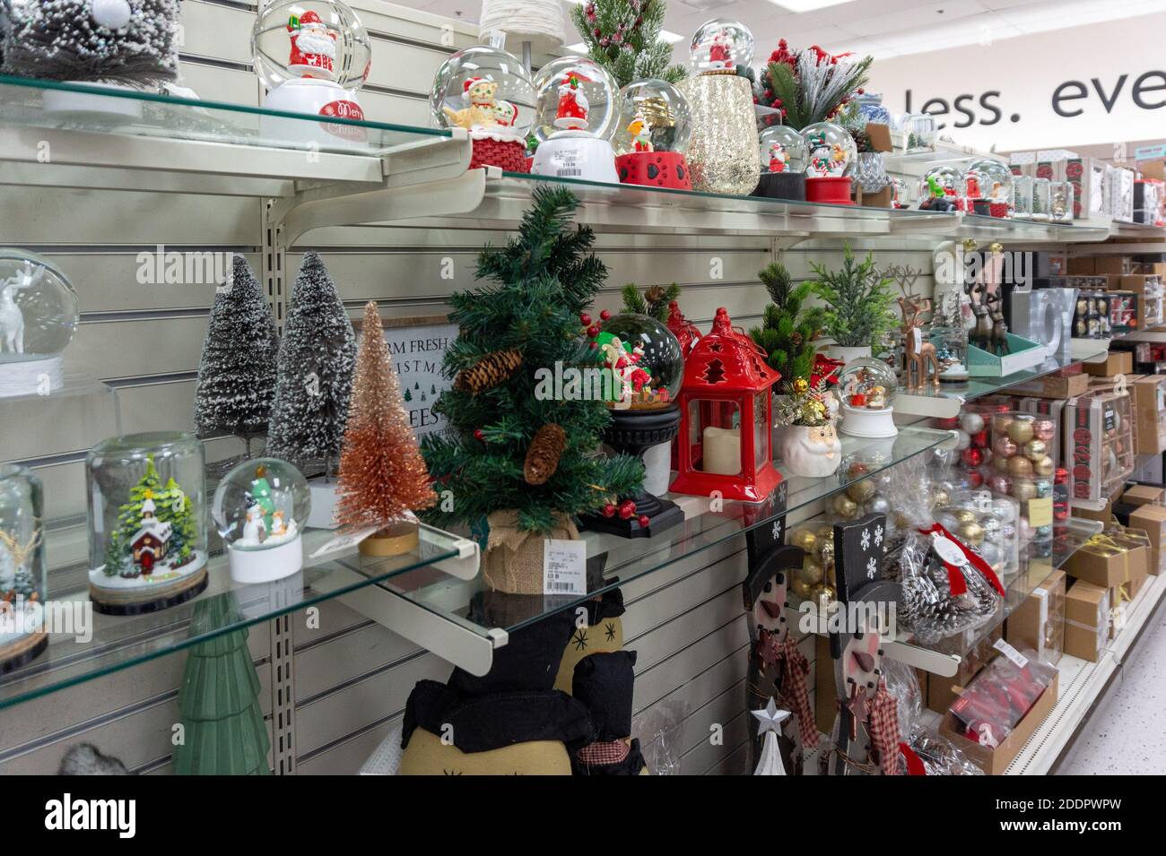 Weihnachtsartikel auf einem Ladenregal, Toronto, Kanada Stockfoto