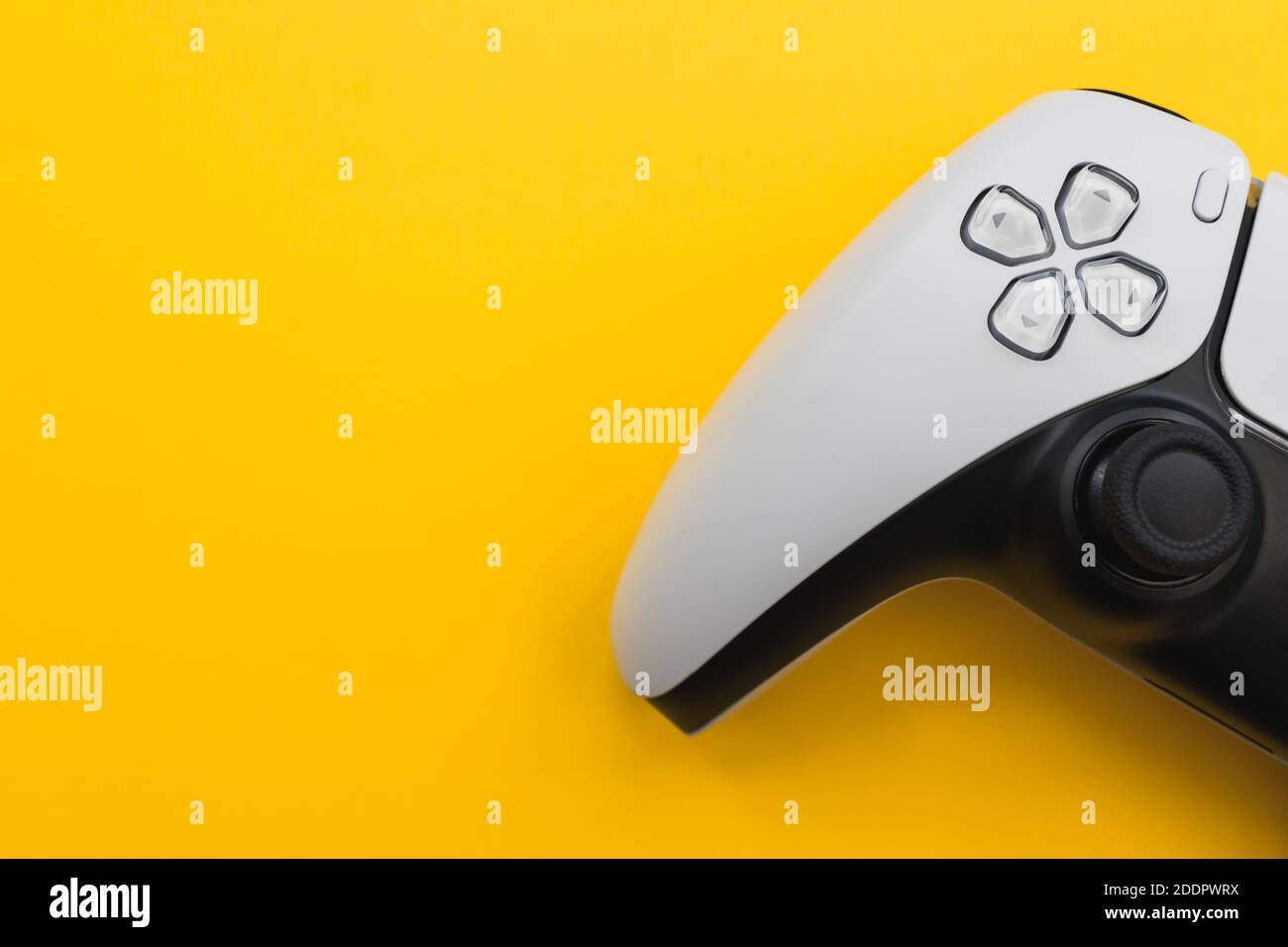 Videospiele weiß Gaming Controller auf gelbe Farbe Hintergrund Draufsicht isoliert Stockfoto