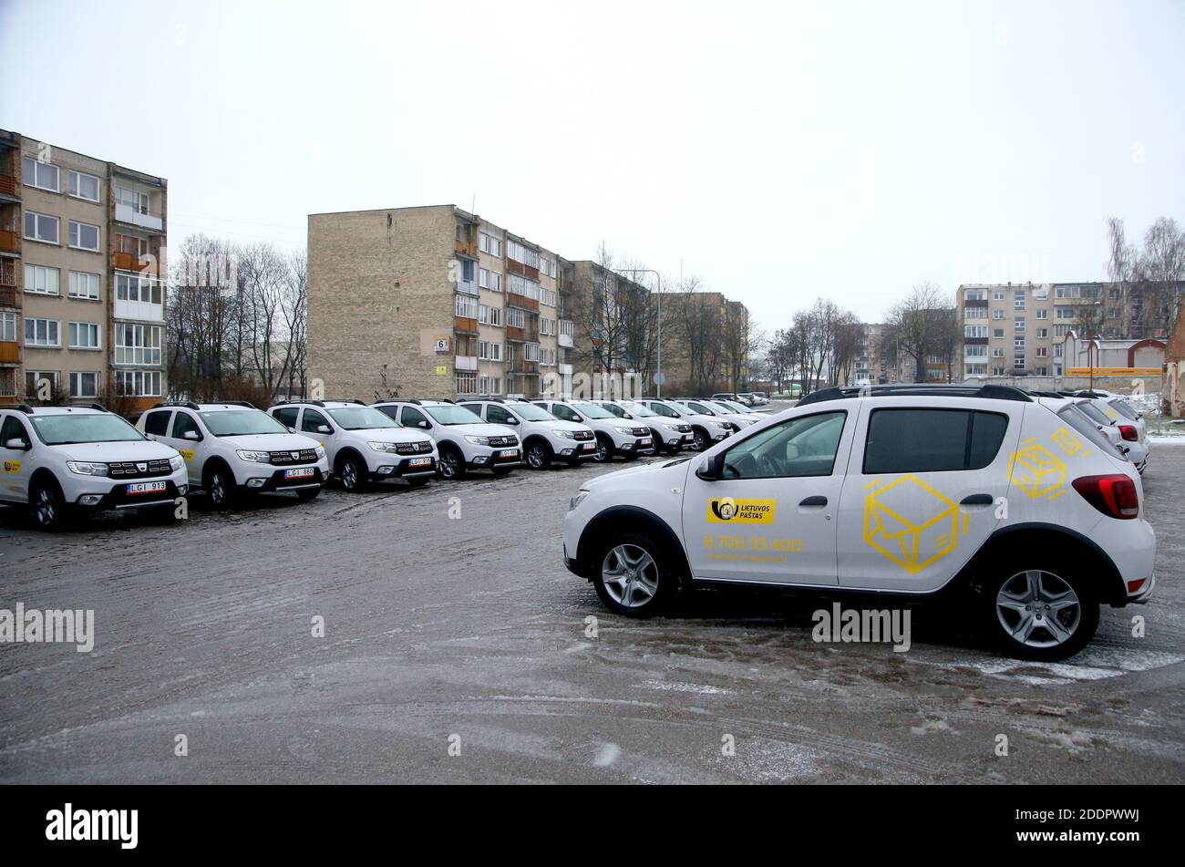 Litauische Postautos standen im Rathaus an. Kedainiai Stockfoto