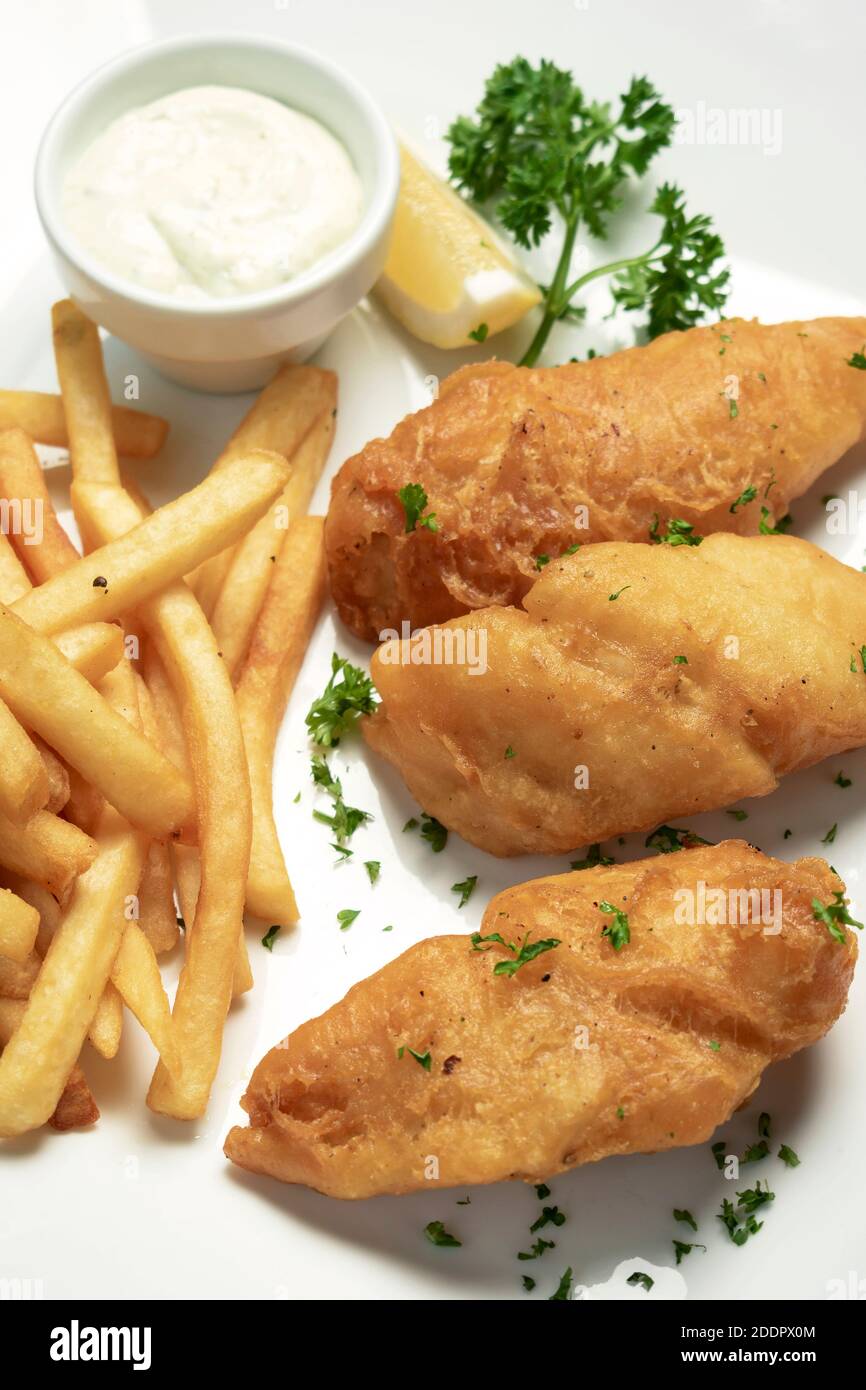 traditionelle britische Fish & Chips Mahlzeit auf Holztisch Stockfoto