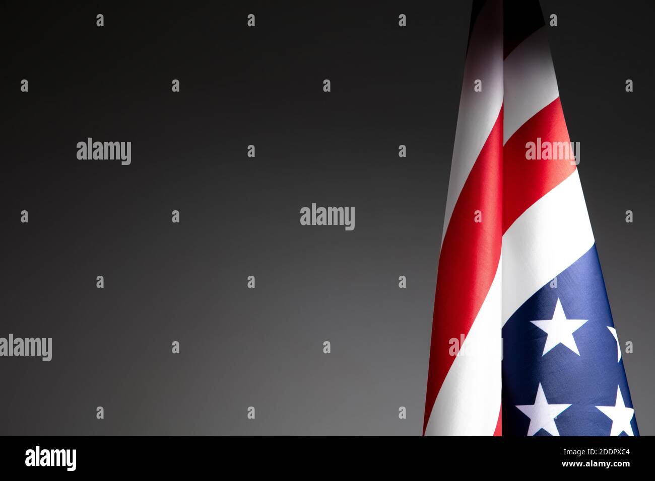 Flagge der USA auf grauem Hintergrund. Copyspace für Text, Bild Stockfoto