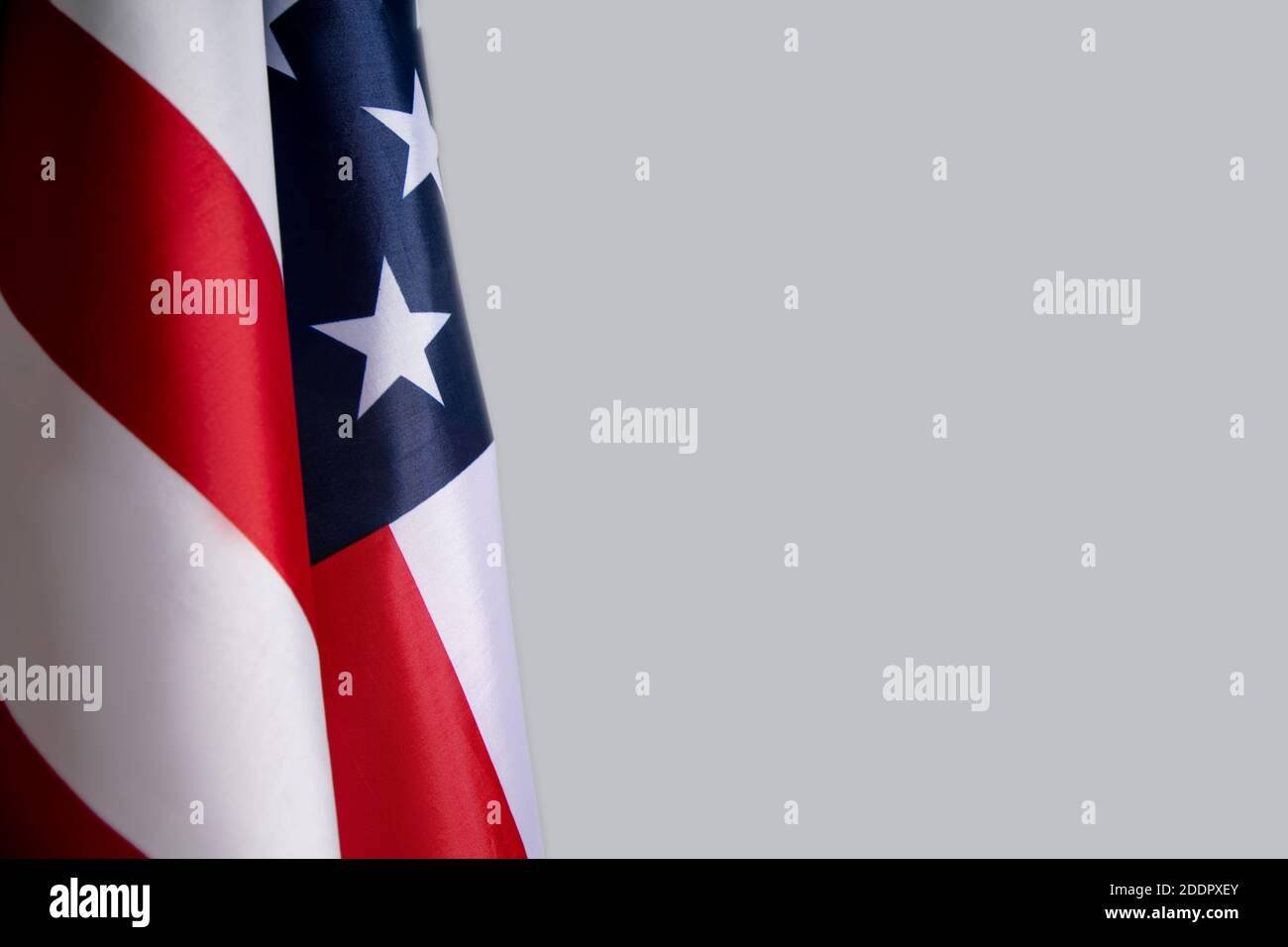 Flagge der USA auf grauem Hintergrund. Copyspace für Text, Bild Stockfoto