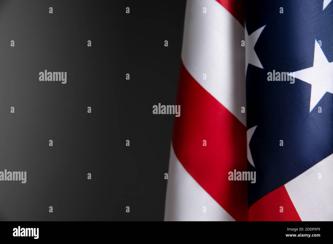 Flagge der USA auf grauem Hintergrund. Copyspace für Text, Bild Stockfoto