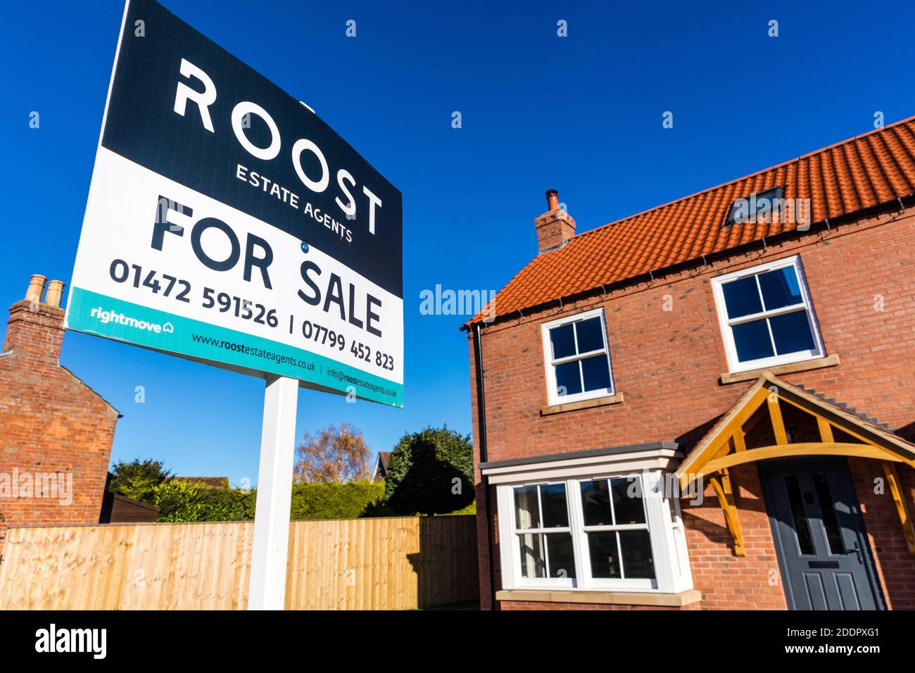 Roost Estate Agents, Immobilienmakler Board, Immobilienmakler zu verkaufen Board, Immobilien zu verkaufen, Haus zu verkaufen Board, Immobilienmakler Zeichen, zu verkaufen, Immobilien Stockfoto
