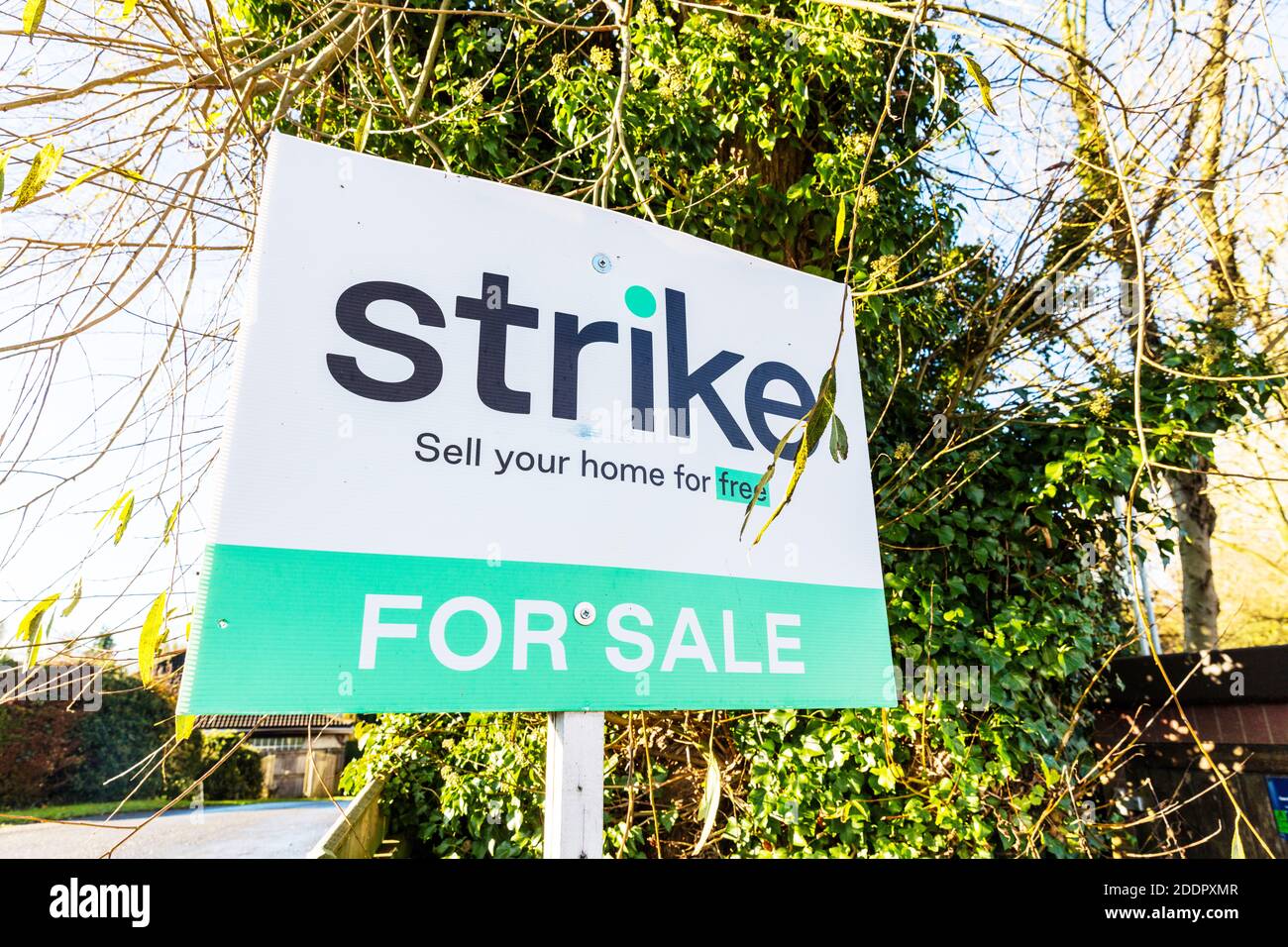 Strike Online Estate Agents, Immobilienmakler Board, Immobilienmakler zu verkaufen Board, Immobilien zu verkaufen, Haus zu verkaufen Board, Immobilienmakler Zeichen, zu verkaufen, Stockfoto