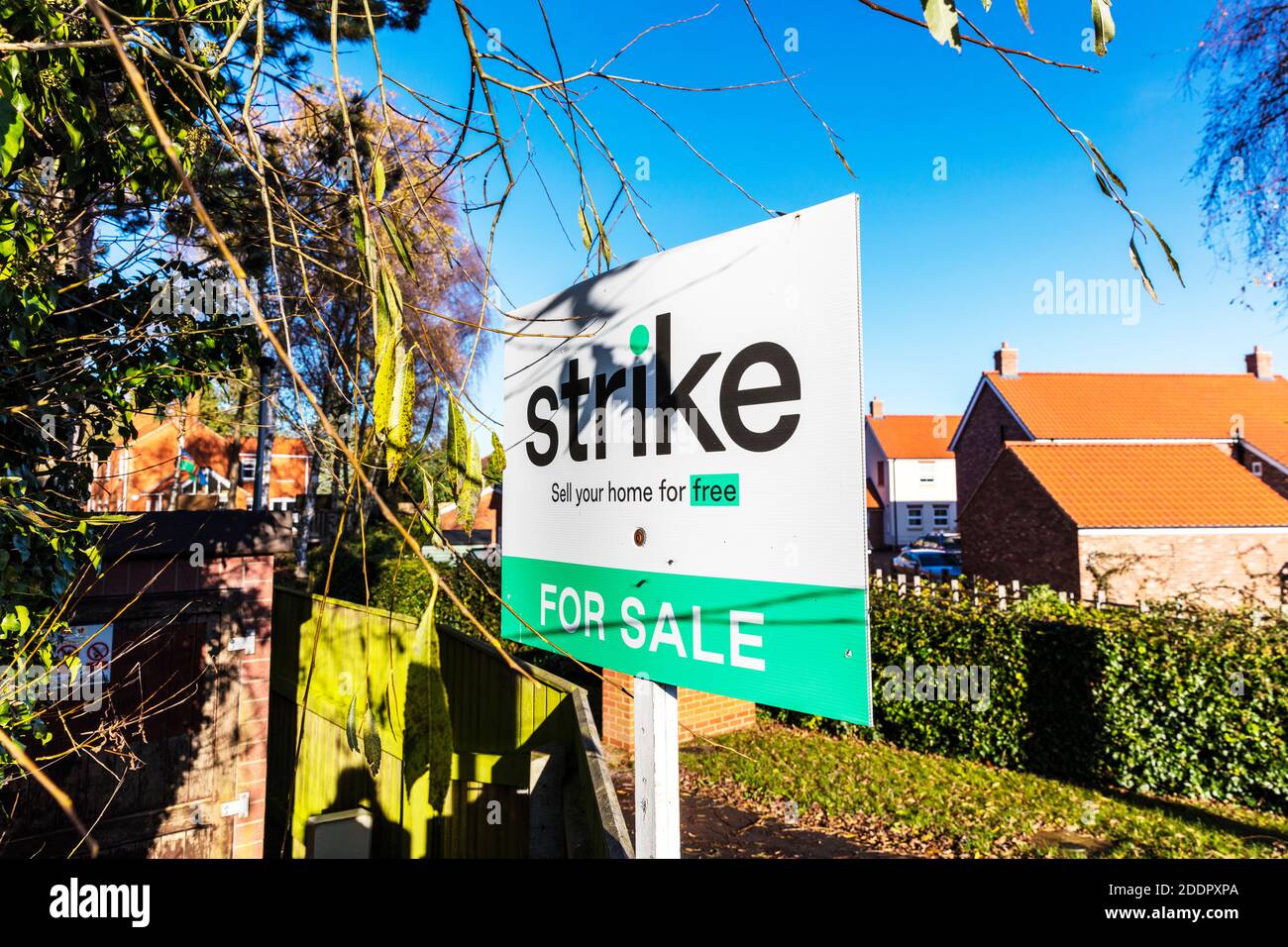 Strike Online Estate Agents, Immobilienmakler Board, Immobilienmakler zu verkaufen Board, Immobilien zu verkaufen, Haus zu verkaufen Board, Immobilienmakler Zeichen, zu verkaufen, Stockfoto