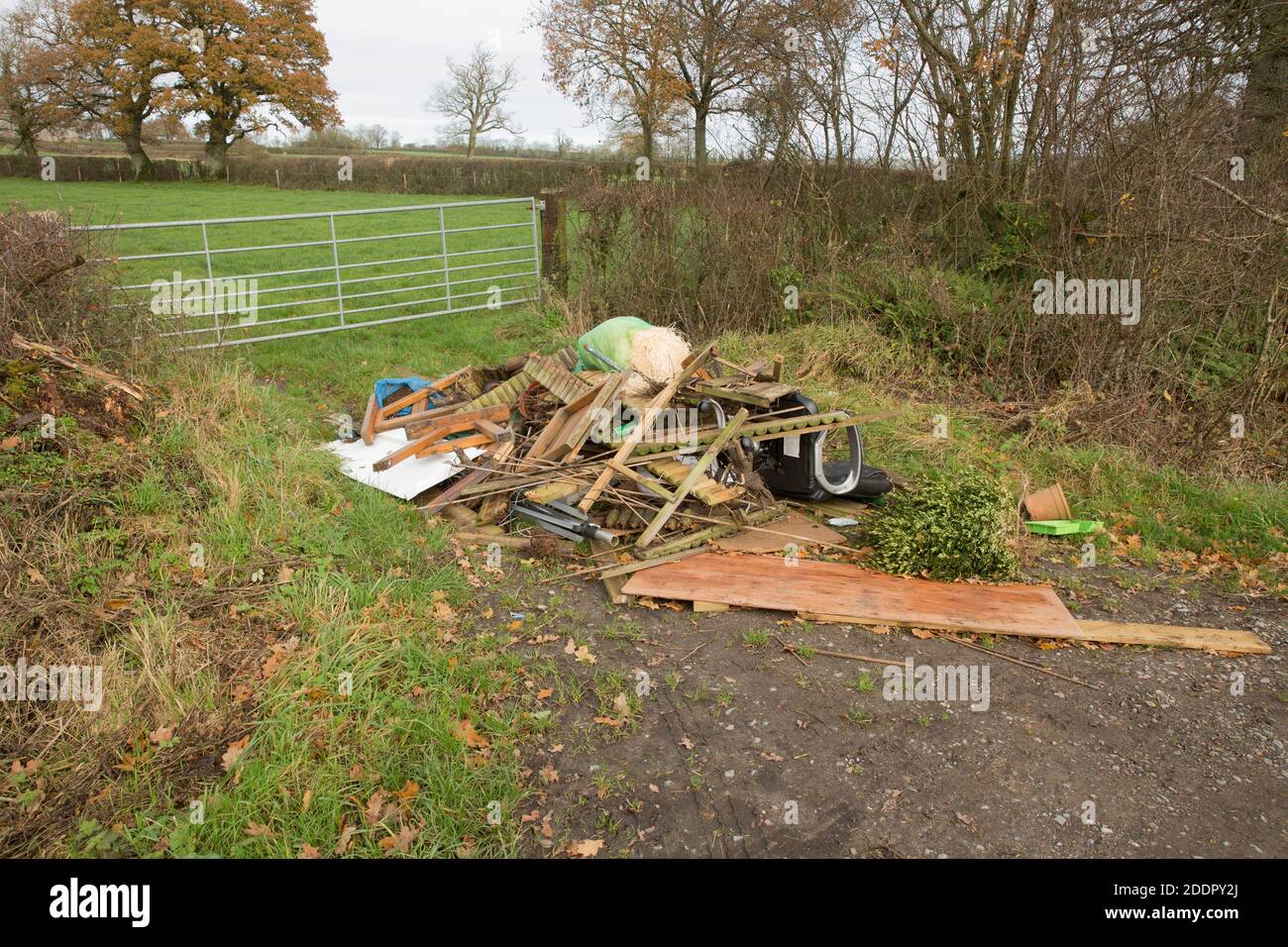 Garten- und Hausmüll, der im Eingang zu einem Bauernfeld abgeladen wurde, das das Tor blockiert. Dorset England GB Stockfoto