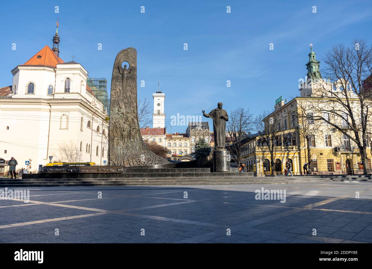 UKRAINE, LWIW, 25. NOVEMBER 2020: Denkmal des ukrainischen Dichters Taras Grigoriewitsch Schewtschenko auf der Swoboda-Allee im Zentrum von Lwiw. Quarantäne Stockfoto