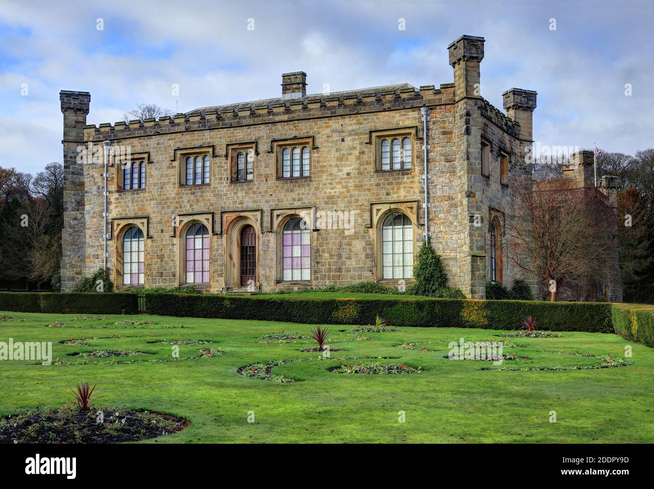 Die historische Towneley Hall, von der Seite des Anwesens aus gesehen, mit Blick auf einen abgesicherten Rasen Stockfoto