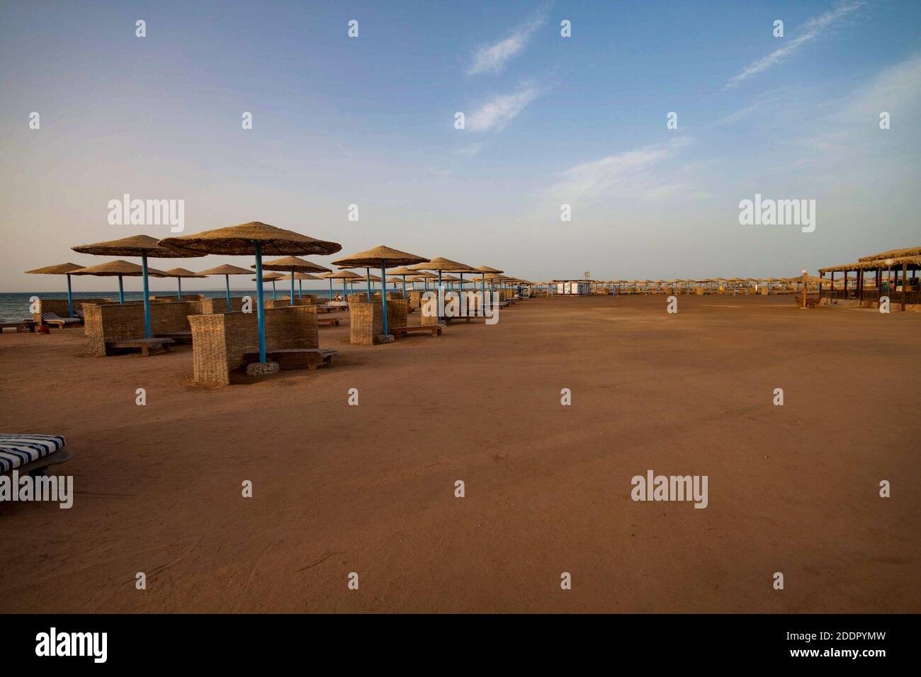Blick auf einen ruhigen, menschenleeren Sandstrand in Ägypten mit Sonnenschirmen Stockfoto