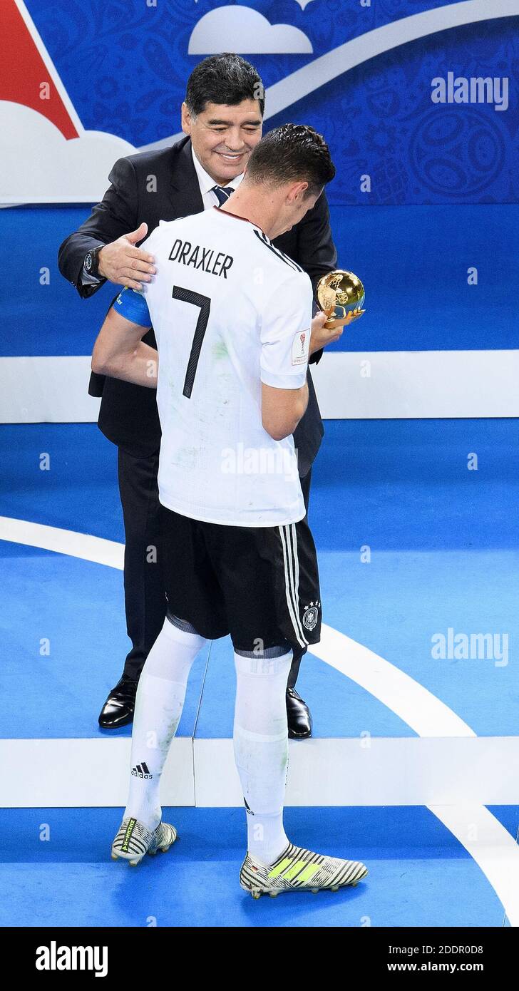 Diego Maradona überreicht Julian Draxler (Deutschland) die Trophäe für den besten Spieler des Turniers. GES/Soccer/Confed Cup 2017: Finale: Chile - Deutschland, Sankt Petersburg, Russland, 02.07.2017 Fußball/Fußball: Confed Cup 2017: Finale: Chile - Deutschland, Sankt Petersburg, Russland, 2. Juli 2017 Stockfoto