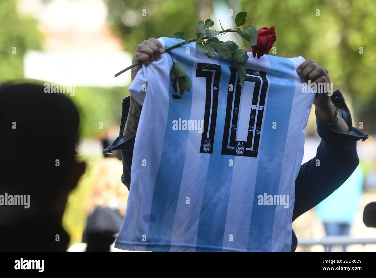 Buenos Aires, Argentinien. November 2020. Ein Fan hält ein Trikot der argentinischen Fußballnationalmannschaft mit der Nummer Diego Maradona hoch. Maradona war am Mittwoch (25.11.2020) im Alter von nur 60 Jahren in seinem Haus in Tigre nördlich von Buenos Aires an einem Herzinfarkt gestorben. Kredit: Fernando Gens/dpa/Alamy Live Nachrichten Stockfoto