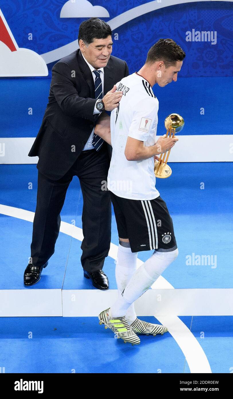 Diego Maradona überreicht Julian Draxler (Deutschland) die Trophäe für den besten Spieler des Turniers. GES/Soccer/Confed Cup 2017: Finale: Chile - Deutschland, Sankt Petersburg, Russland, 02.07.2017 Fußball/Fußball: Confed Cup 2017: Finale: Chile - Deutschland, Sankt Petersburg, Russland, 2. Juli 2017 Stockfoto