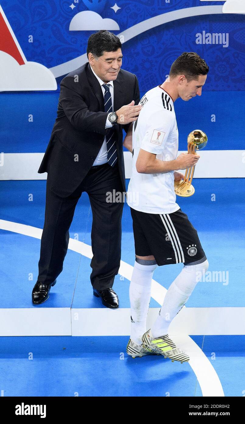 Diego Maradona überreicht Julian Draxler (Deutschland) die Trophäe für den besten Spieler des Turniers. GES/Soccer/Confed Cup 2017: Finale: Chile - Deutschland, Sankt Petersburg, Russland, 02.07.2017 Fußball/Fußball: Confed Cup 2017: Finale: Chile - Deutschland, Sankt Petersburg, Russland, 2. Juli 2017 Stockfoto