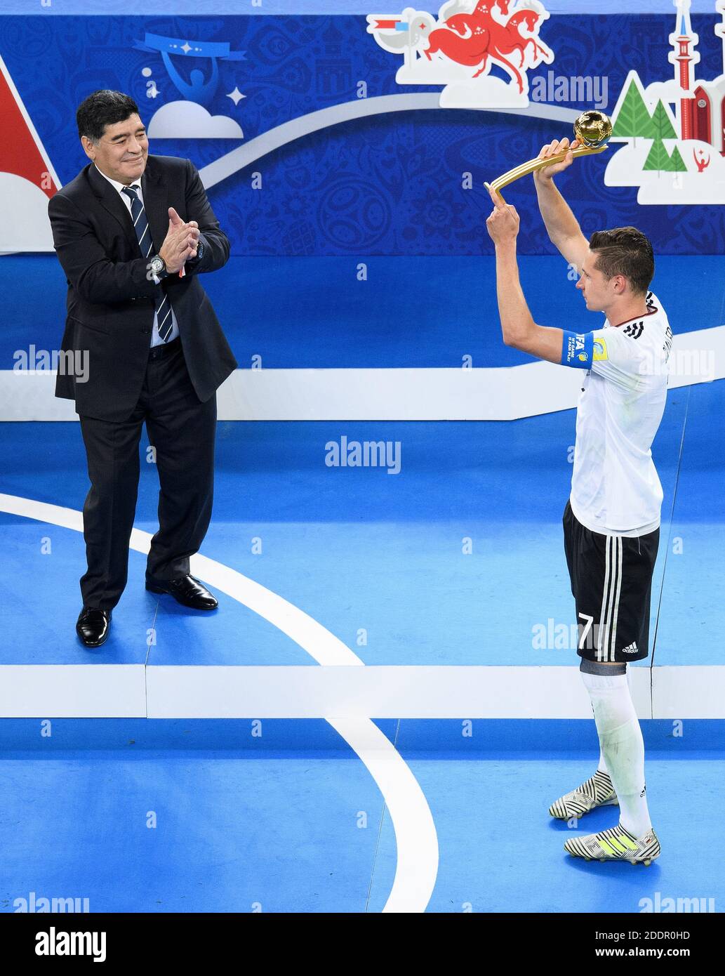 Diego Maradona überreicht Julian Draxler (Deutschland) die Trophäe für den besten Spieler des Turniers. GES/Soccer/Confed Cup 2017: Finale: Chile - Deutschland, Sankt Petersburg, Russland, 02.07.2017 Fußball/Fußball: Confed Cup 2017: Finale: Chile - Deutschland, Sankt Petersburg, Russland, 2. Juli 2017 Stockfoto