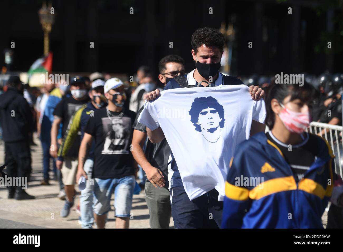 Buenos Aires, Argentinien. November 2020. Ein Fan hält ein T-Shirt mit dem Gesicht von Diego Maradona. Maradona war am Mittwoch (25.11.2020) im Alter von nur 60 Jahren in seinem Haus in Tigre nördlich von Buenos Aires an einem Herzinfarkt gestorben. Kredit: Fernando Gens/dpa/Alamy Live Nachrichten Stockfoto