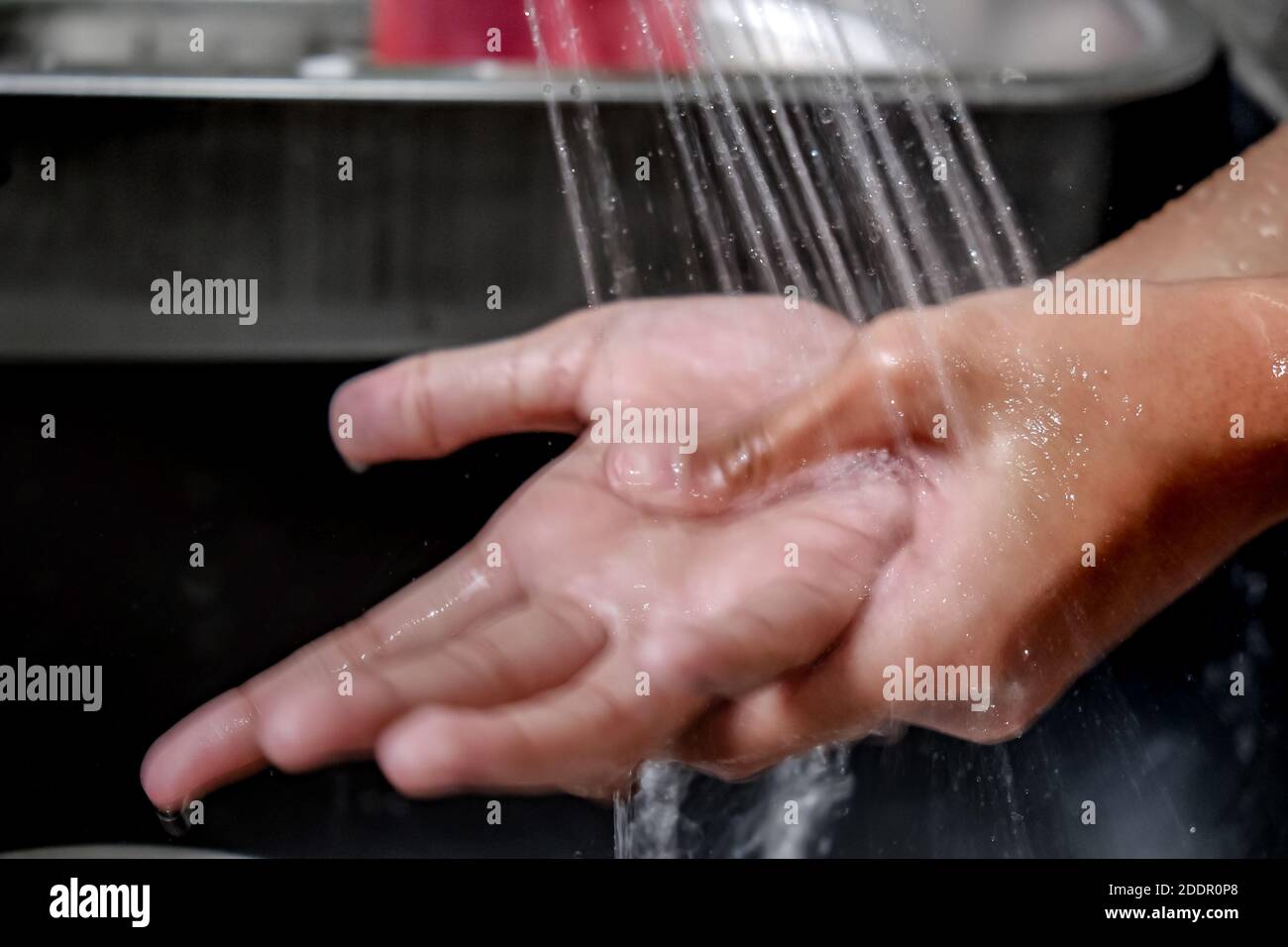 Nahaufnahme Bewegungsunschärfe Bild der Hände unter Dusche von Wasser auf einem Spülbecken gewaschen, um Sauberkeit und Gesundheit zu halten. Gesunder Lebensstil. Stockfoto