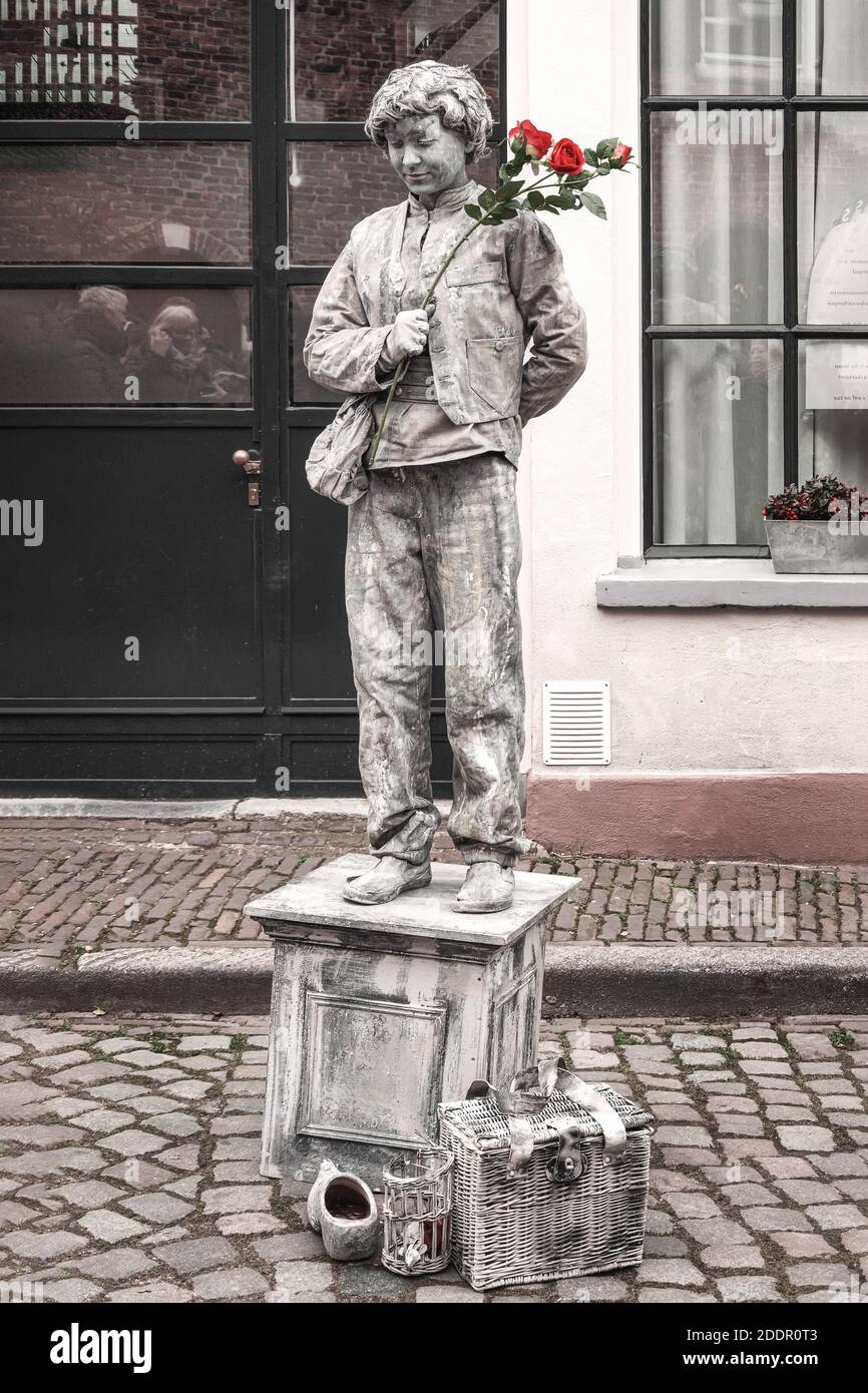 Deventer, Niederlande, 15. Dezember 2018: Lebende Statuen während des Dickens-Festivals in Deventer in den Niederlanden Stockfoto