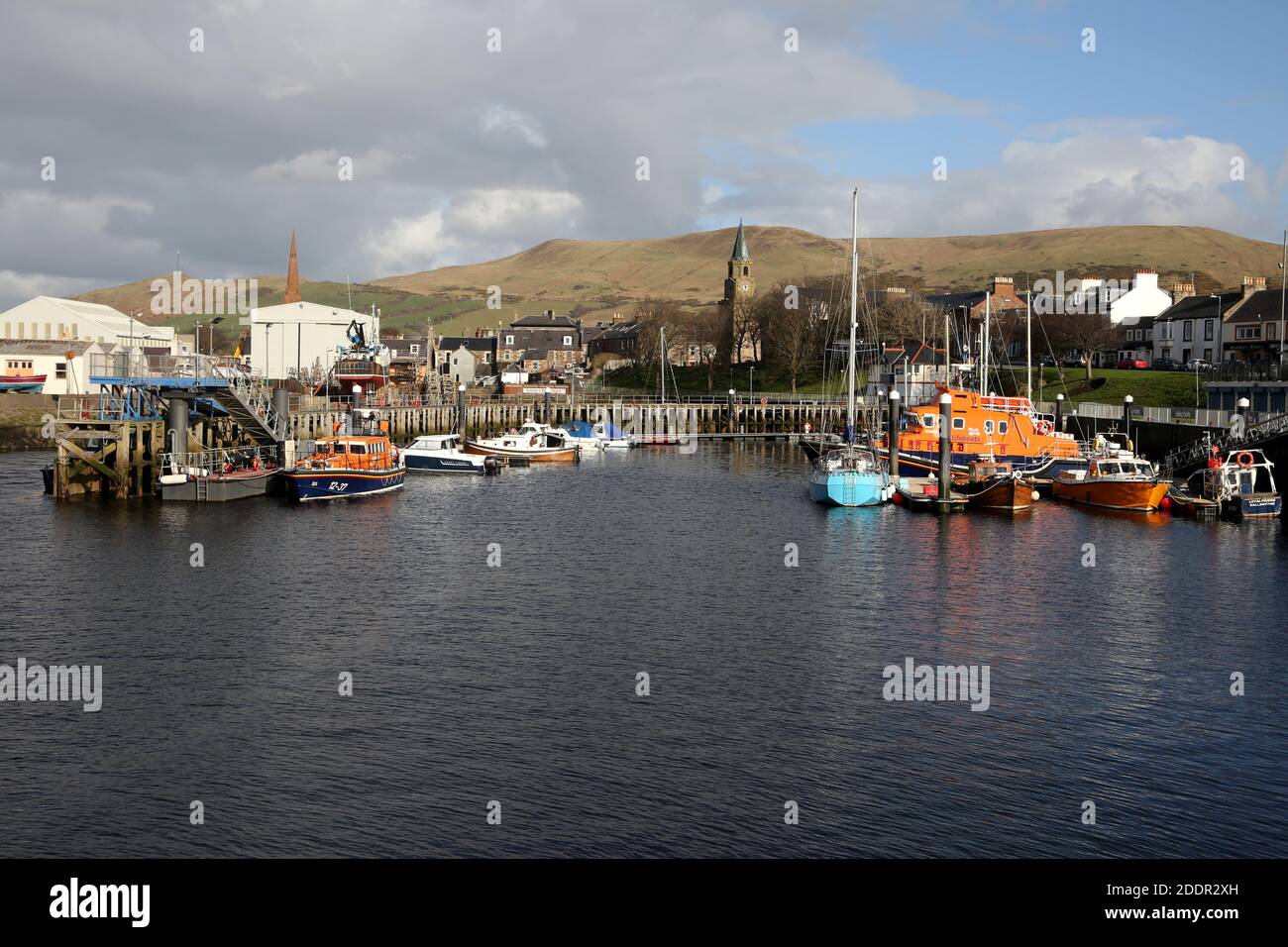 Girvan, Ayrshire Schottland, Hafen in Girvan mit ortsansässiger  Hafenmeisterin unterstützt den reibungslosen Ablauf des Hafens und stellt  sicher, dass er die Anforderungen des Harbours Act 1964 erfüllt. An der  Mündung des „Wassers