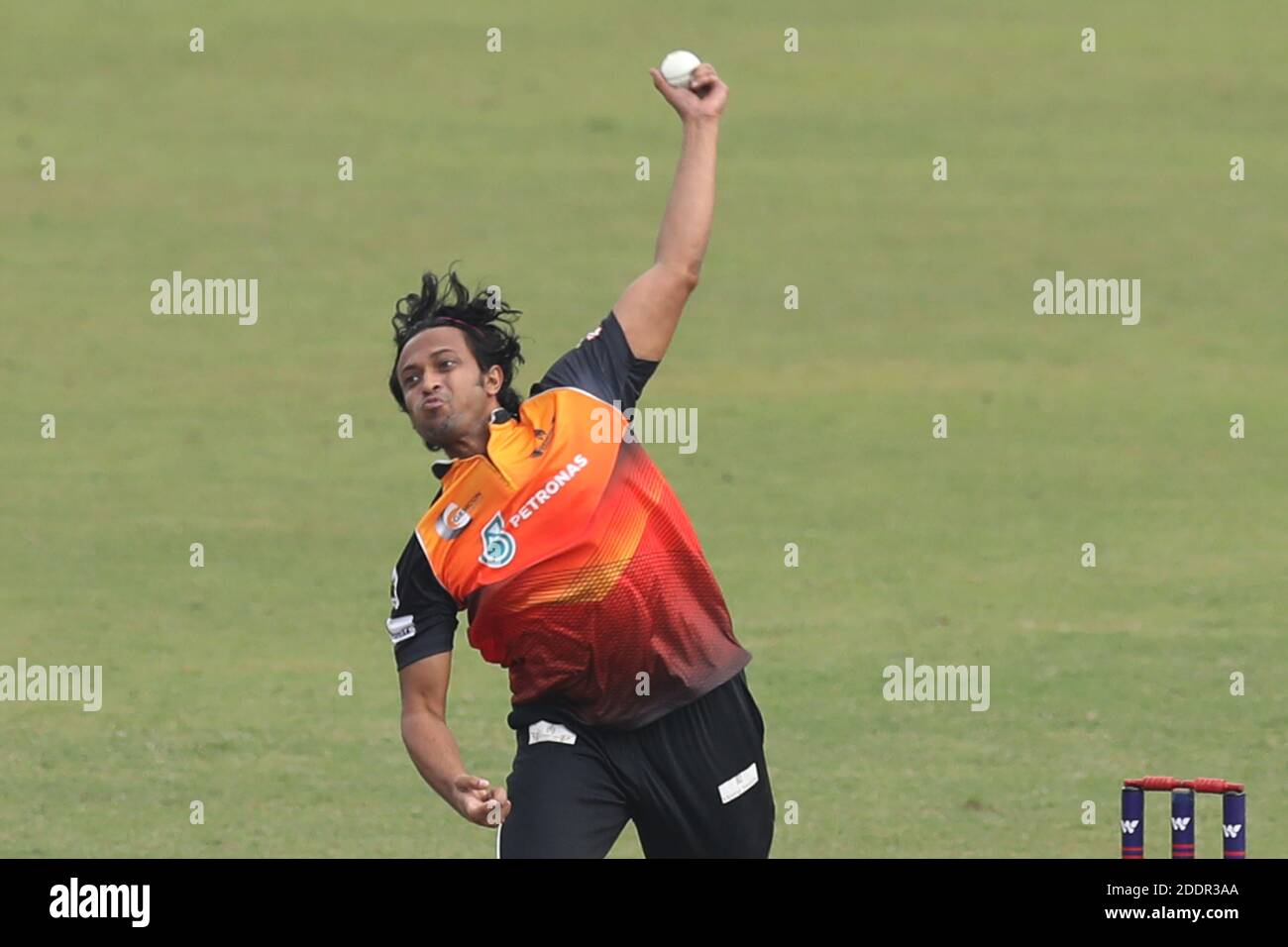 Gemcon Khulna Cricket-Spieler, Shakib Al Hasan in Bowling-Aktion während der Bangabandhu T20 Cup 2020 zwischen Minister Group Rajshahi und Gemcon Khulna in Sher e Bangla National Cricket Stadium.Minister Group Rajshahi schlug Gemcon Khulna durch 6 Wickets. Stockfoto