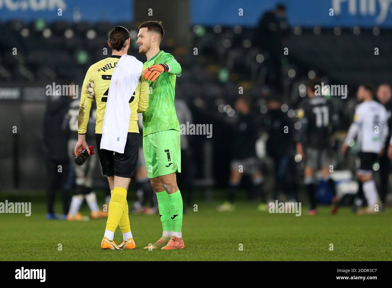 Keiren Westwood, der Torhüter von Sheffield Mittwoch (l) und Freddie Woodman, der Torhüter der Stadt Swansea umarmen bei Vollzeit.EFL Skybet Meisterschaft Spiel, Swansea Stadt gegen Sheffield Mittwoch im Liberty Stadium in Swansea am Mittwoch 25. November 2020.Dieses Bild darf nur für redaktionelle Zwecke verwendet werden. Nur redaktionelle Verwendung, Lizenz für kommerzielle Nutzung erforderlich. Keine Verwendung in Wetten, Spiele oder ein einzelner Club / Liga / Spieler Publikationen. PIC von Andrew Orchard / Andrew Orchard Sport Fotografie / Alamy Live News Stockfoto