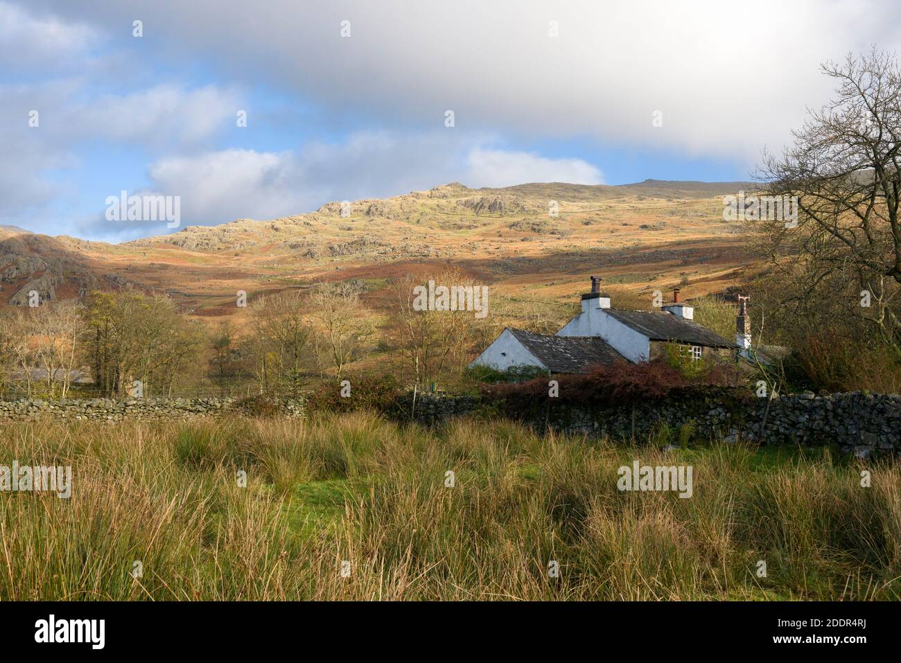 Ein Ferienhaus im Duddon Valley in der Nähe von Seathwaite mit Dow Crag Beyond im Lake District National Park, Cumbria, England. Stockfoto