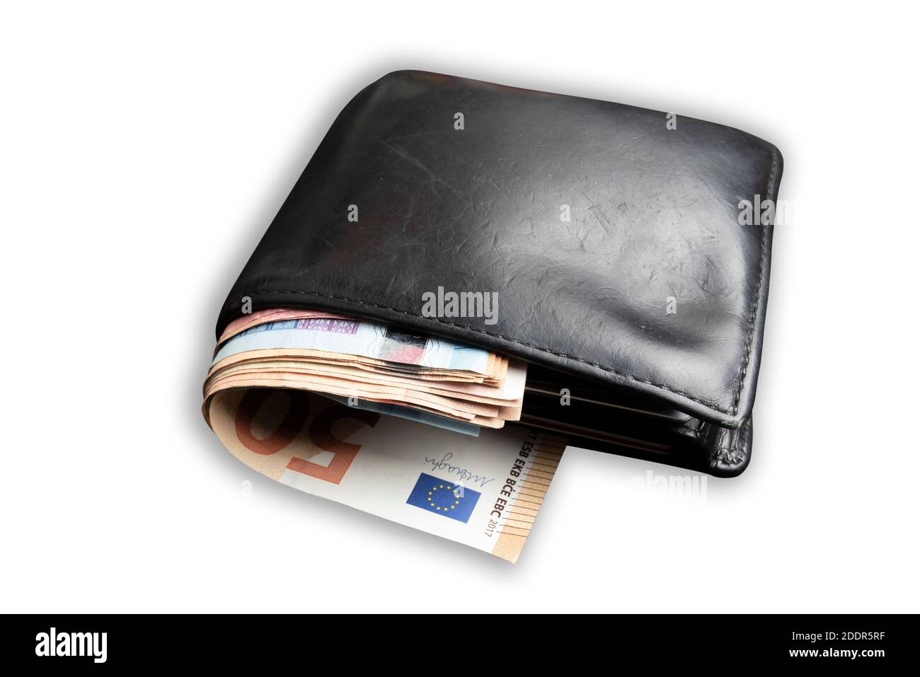 Geldbörse gefüllt mit viel Geld isoliert auf weißem Hintergrund Stockfoto