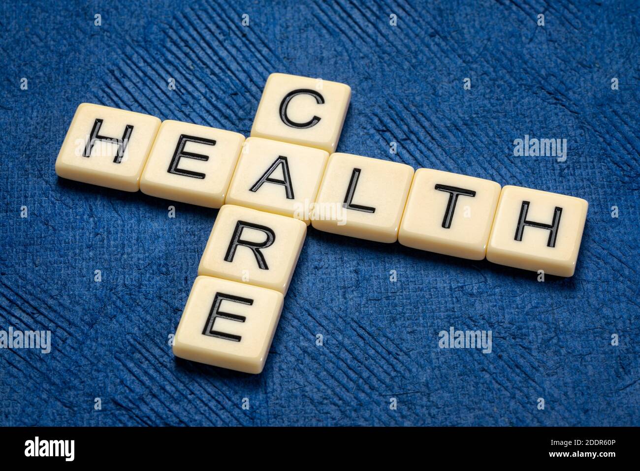 Healthcare Kreuzworträtsel in Elfenbein Buchstaben Fliesen gegen strukturierte handgemachte Papier, Gesundheitsversorgung und Wohlbefinden Konzept Stockfoto