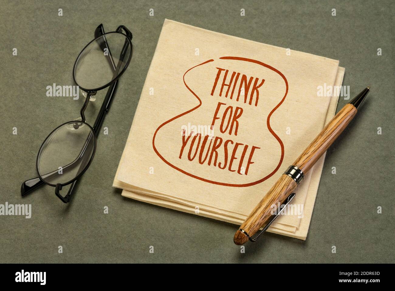 Denken Sie selbst - inspirierende Handschrift auf Serviette, persönliches Entwicklungskonzept Stockfoto