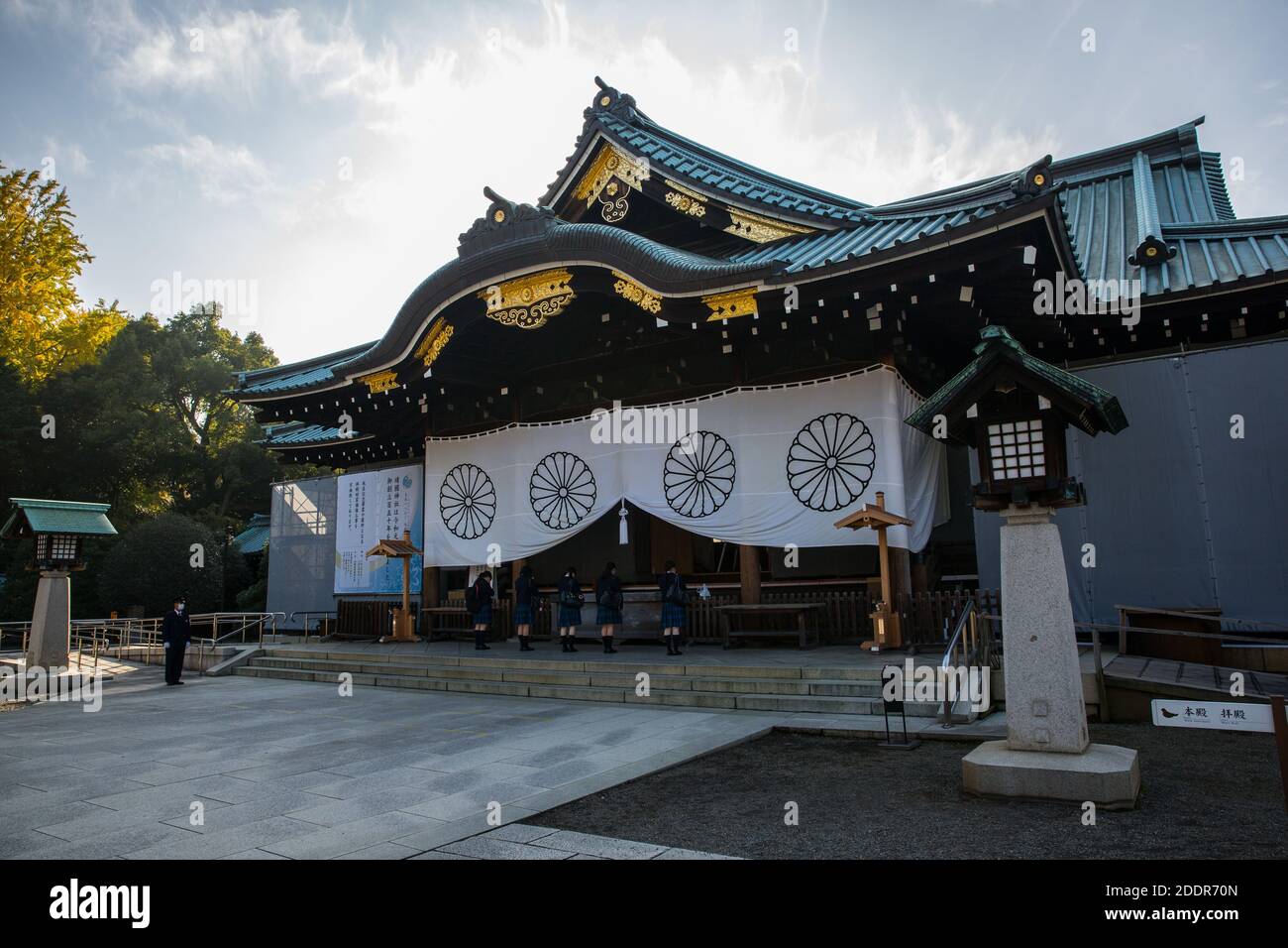 Tokio, Japan. November 2020. Besucher des Yasukuni-Schreins beten vor der Haupthalle der Stadt Chiyoda.der Schrein ist den japanischen Kriegstoten seit der Meiji-Restauration gewidmet. Kredit: SOPA Images Limited/Alamy Live Nachrichten Stockfoto