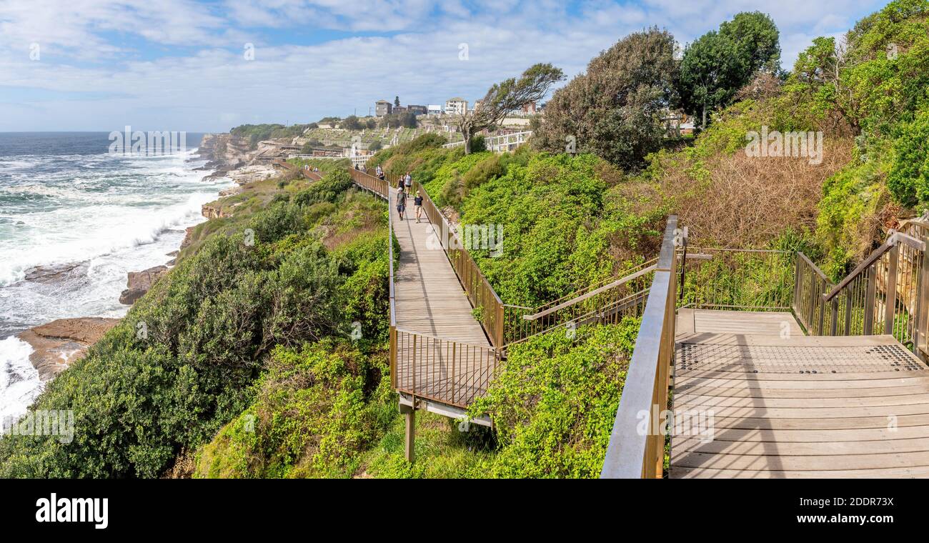 Sydney, Australien - Leute, die auf dem Coogee zu Bondi Coastal Walk wandern. Dieser berühmte Küstenwanderweg erstreckt sich über sechs Kilometer in Sydneys östlichen Vororten. Stockfoto