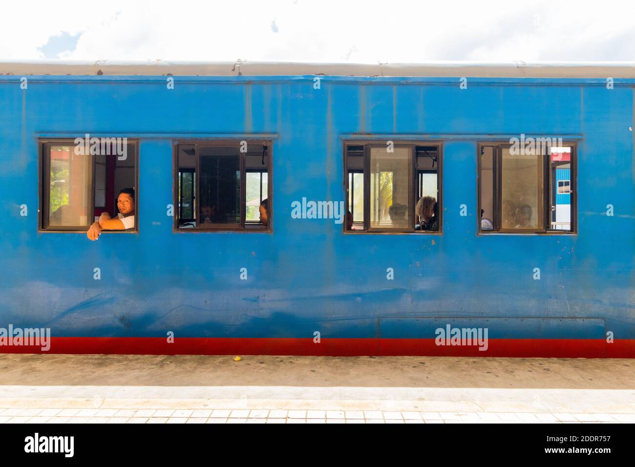 Nehmen Sie einen Zug am Bahnhof Beaufort in Sabah, Malaysia Stockfoto