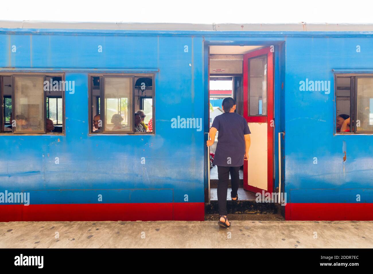 Nehmen Sie einen Zug am Bahnhof Beaufort in Sabah, Malaysia Stockfoto