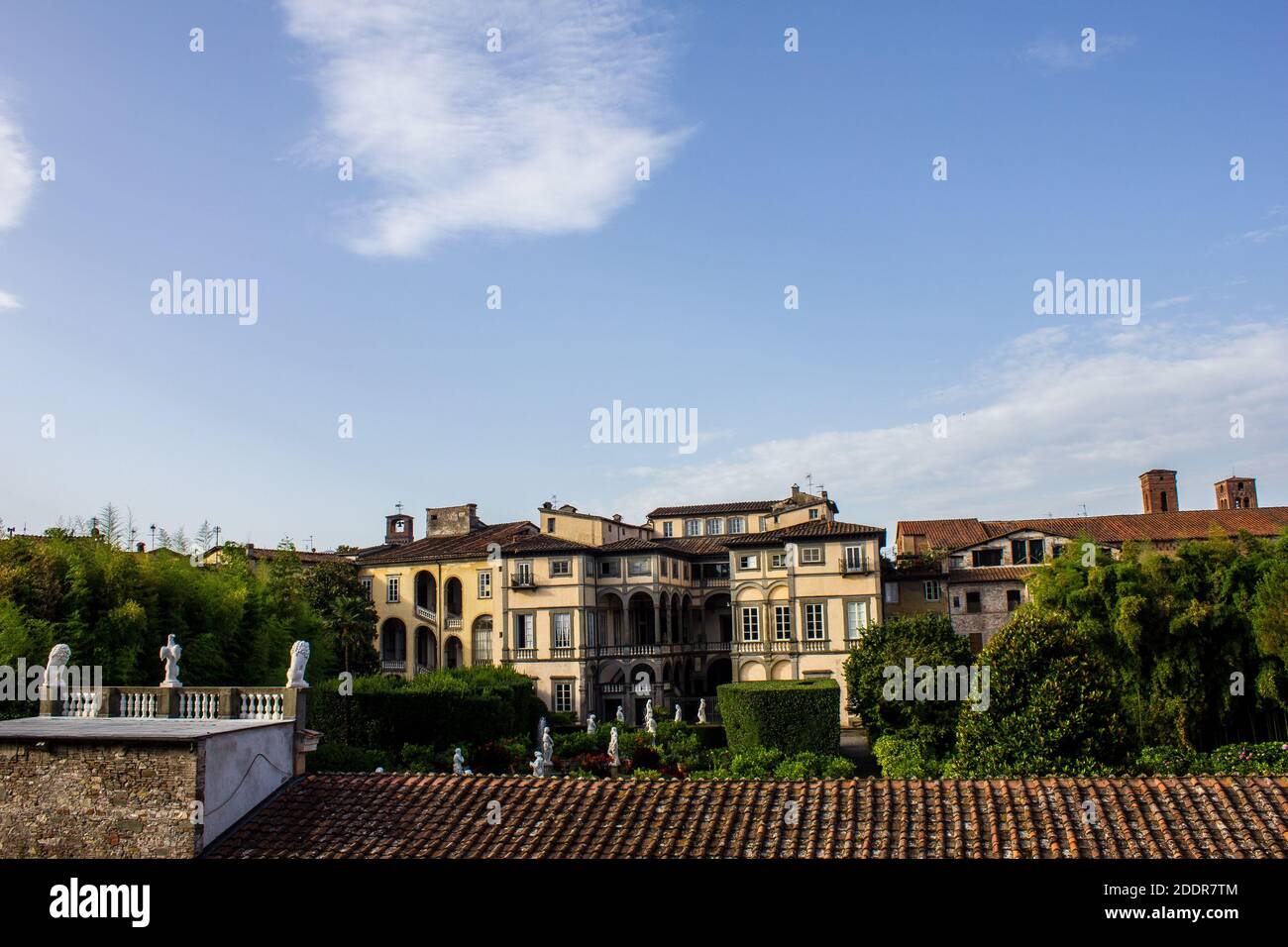 Lucca, Italien - 9. Juli 2017: Blick auf Schloss und Garten von der Stadtmauer Stockfoto