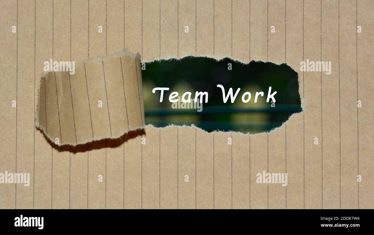 Begriff Arbeit auf braunem Zerreißen-Linienpapier - Motivationskonzept Stockfoto