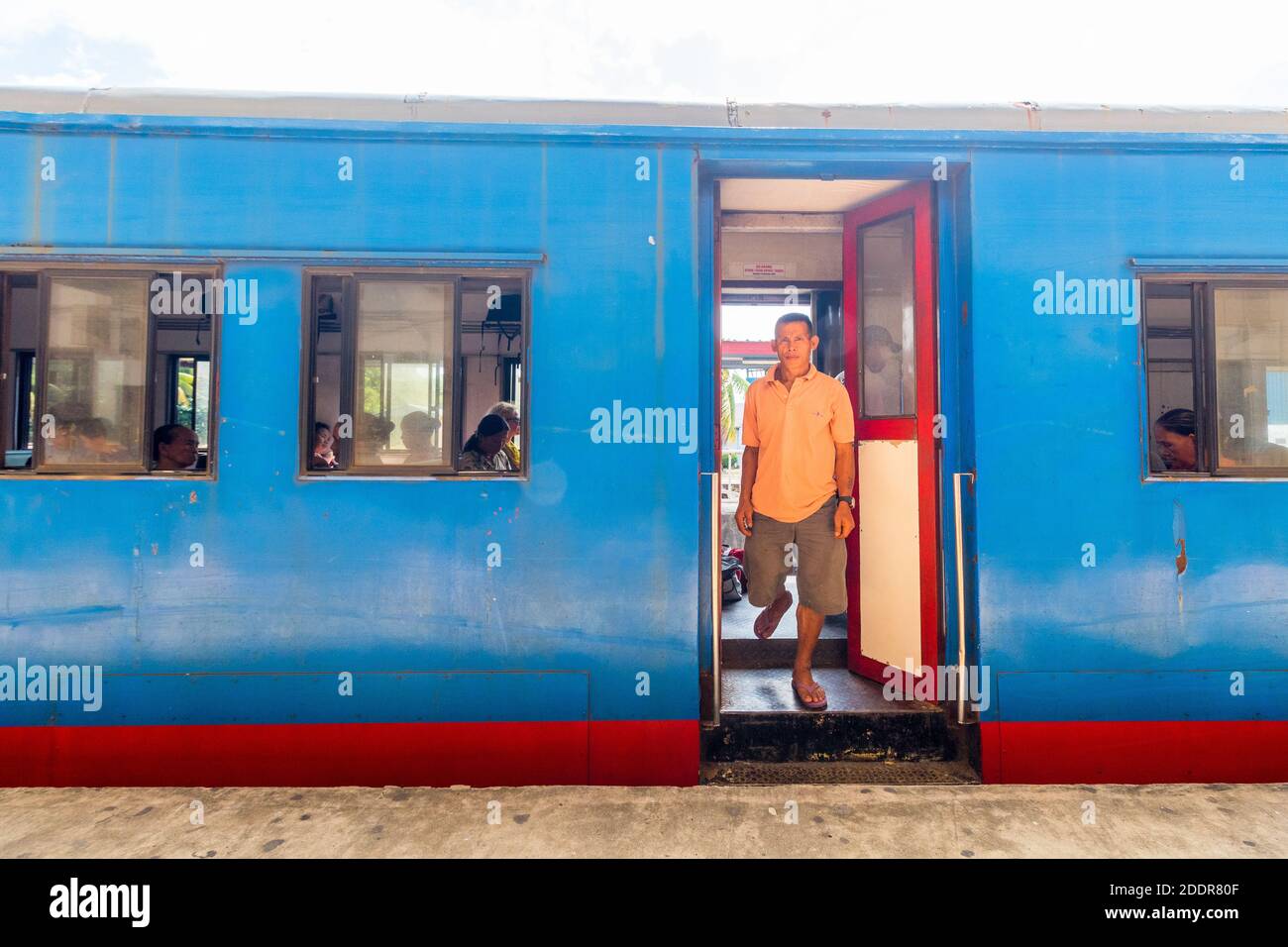 Nehmen Sie einen Zug am Bahnhof Beaufort in Sabah, Malaysia Stockfoto